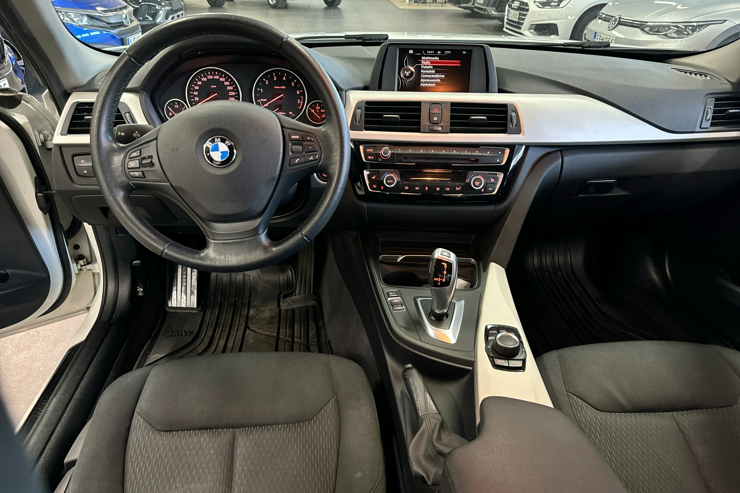 valkoinen BMW 320 2016 kuva 7.