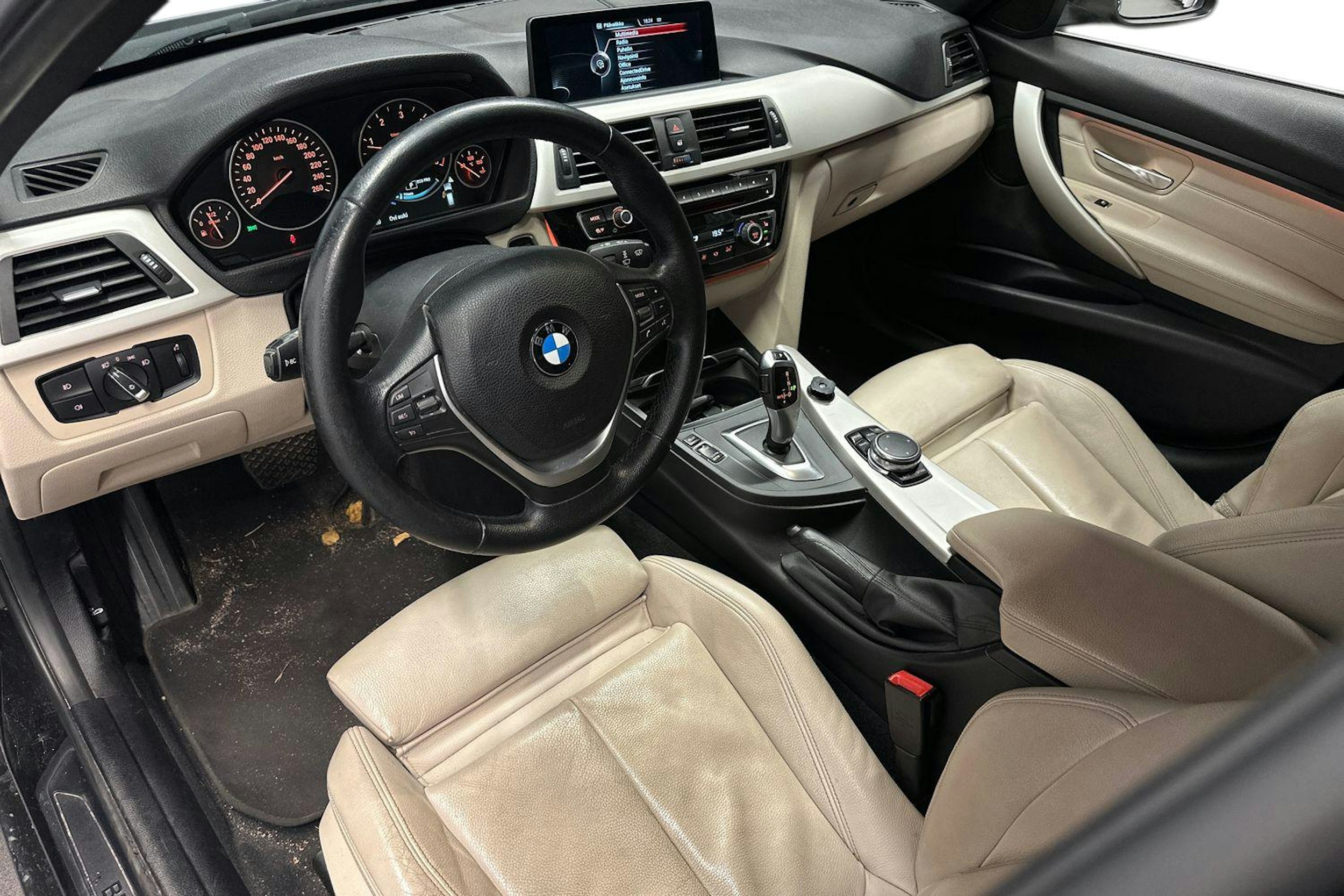 musta BMW 320 2016 kuva 3.
