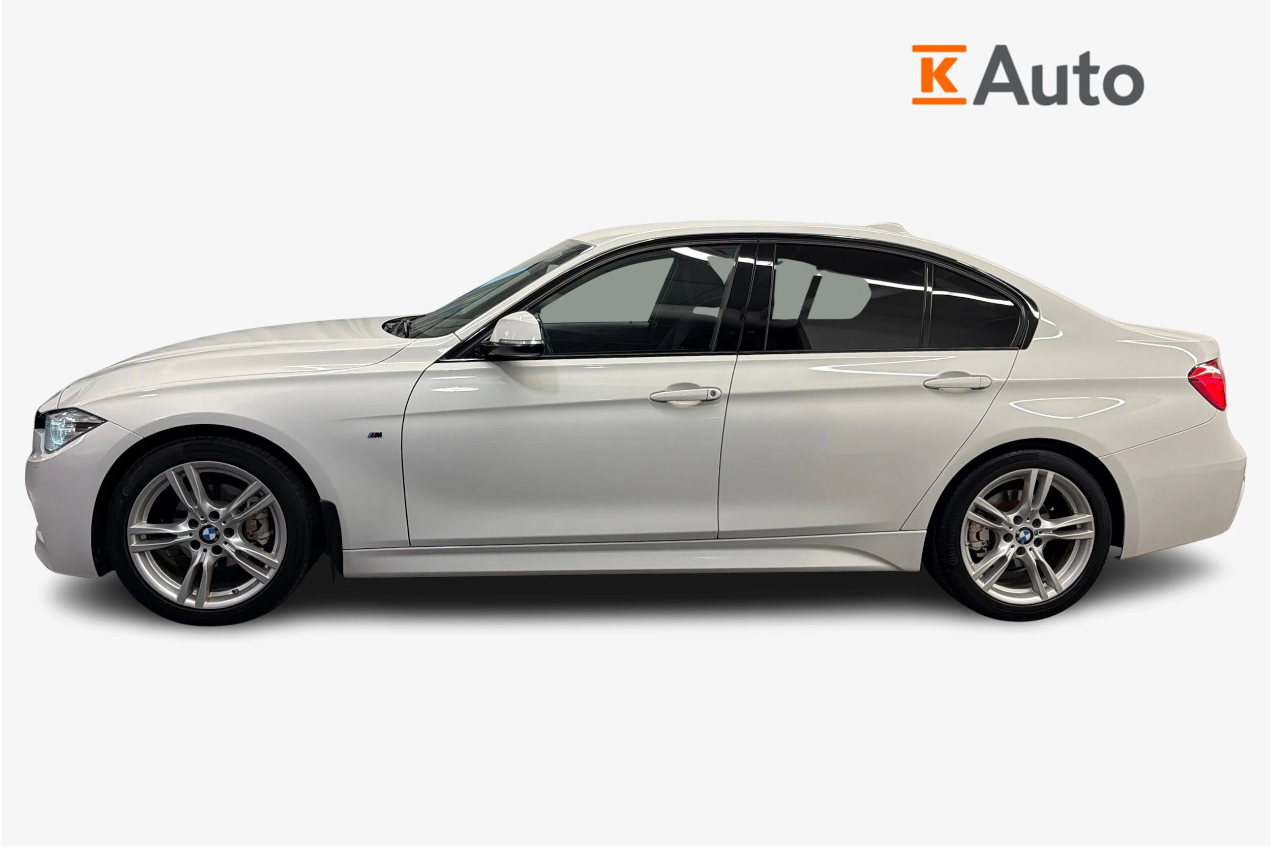 Valkoinen BMW 320 2016 kuva 5.