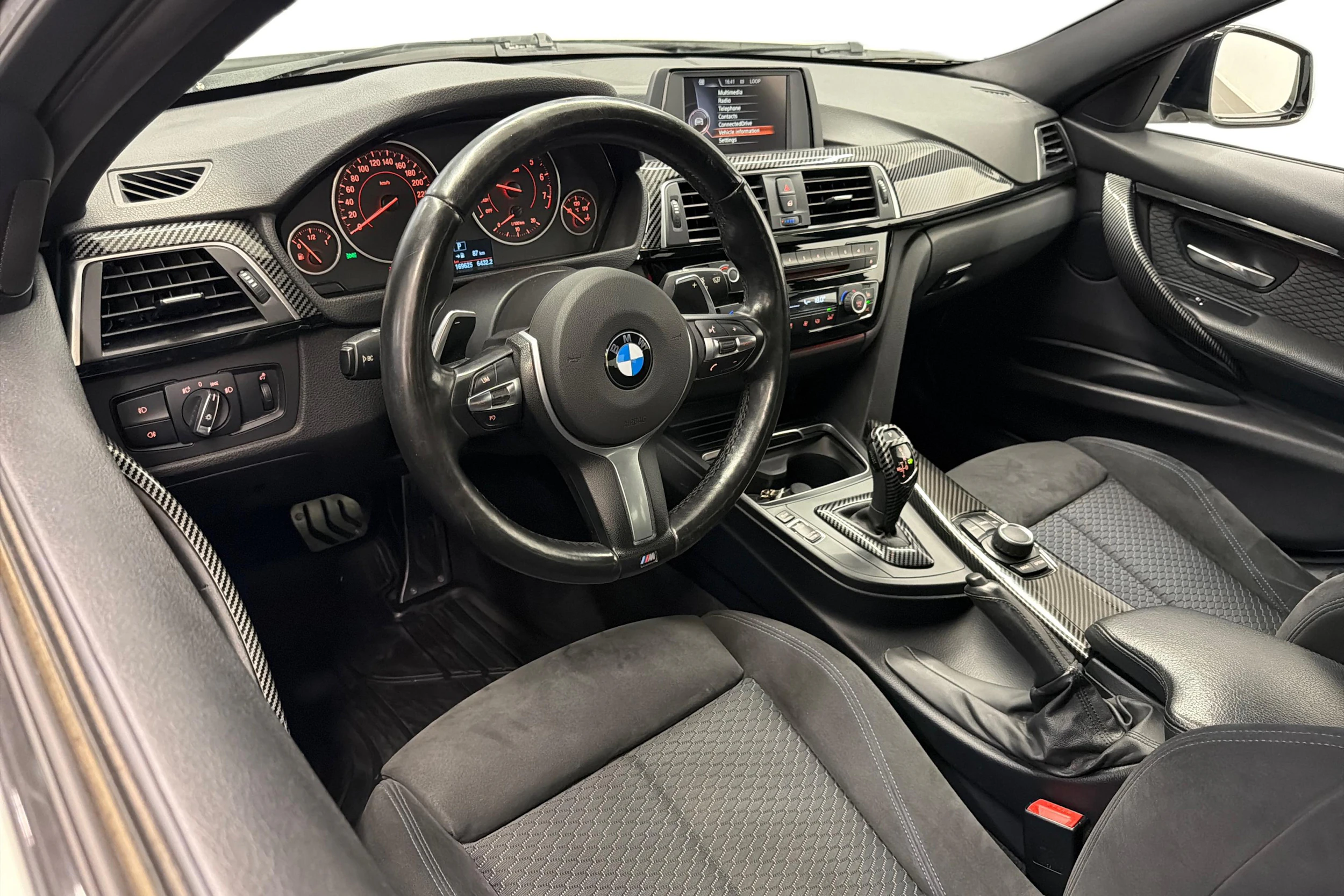 Valkoinen BMW 320 2016 kuva 6.