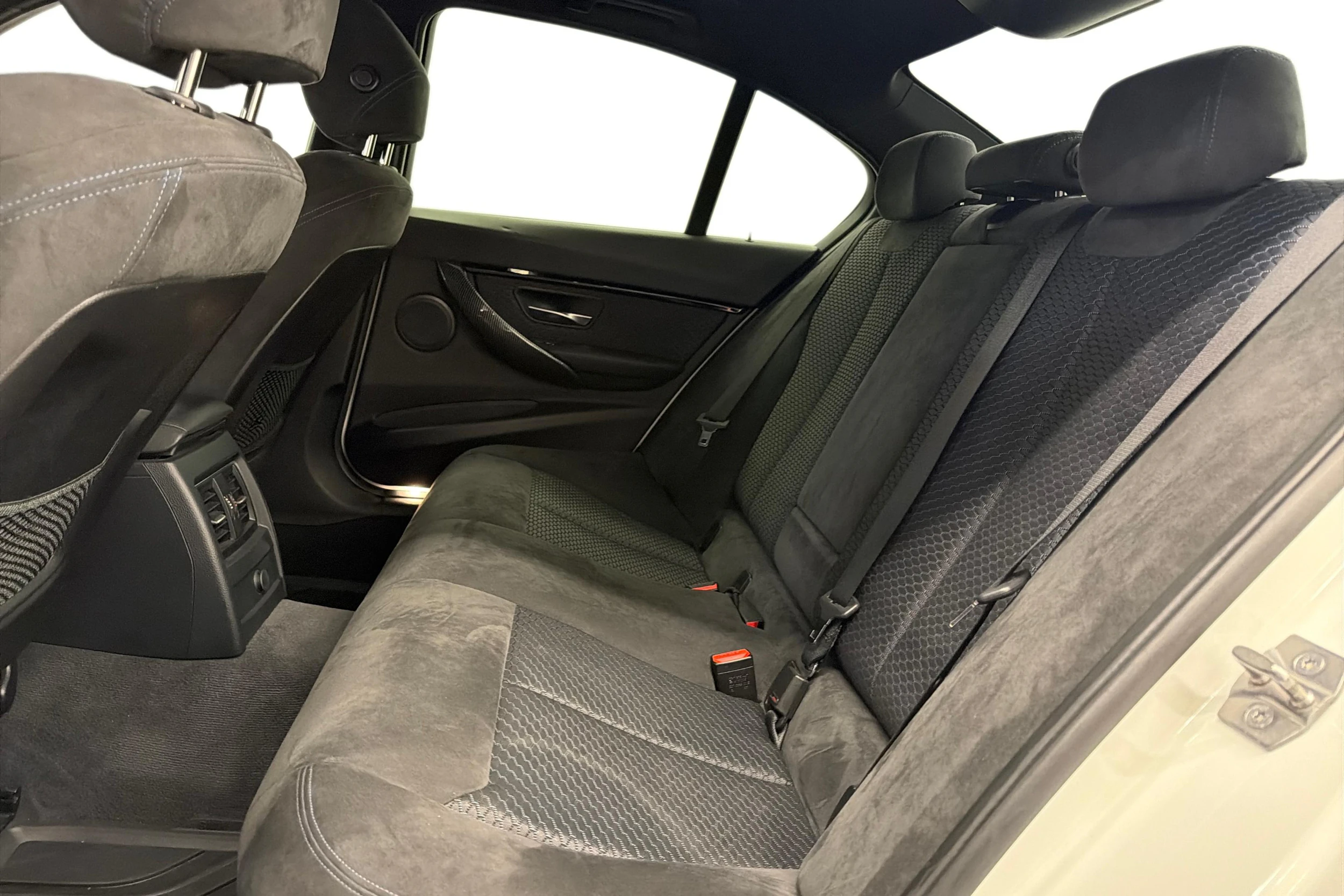 Valkoinen BMW 320 2016 kuva 8.
