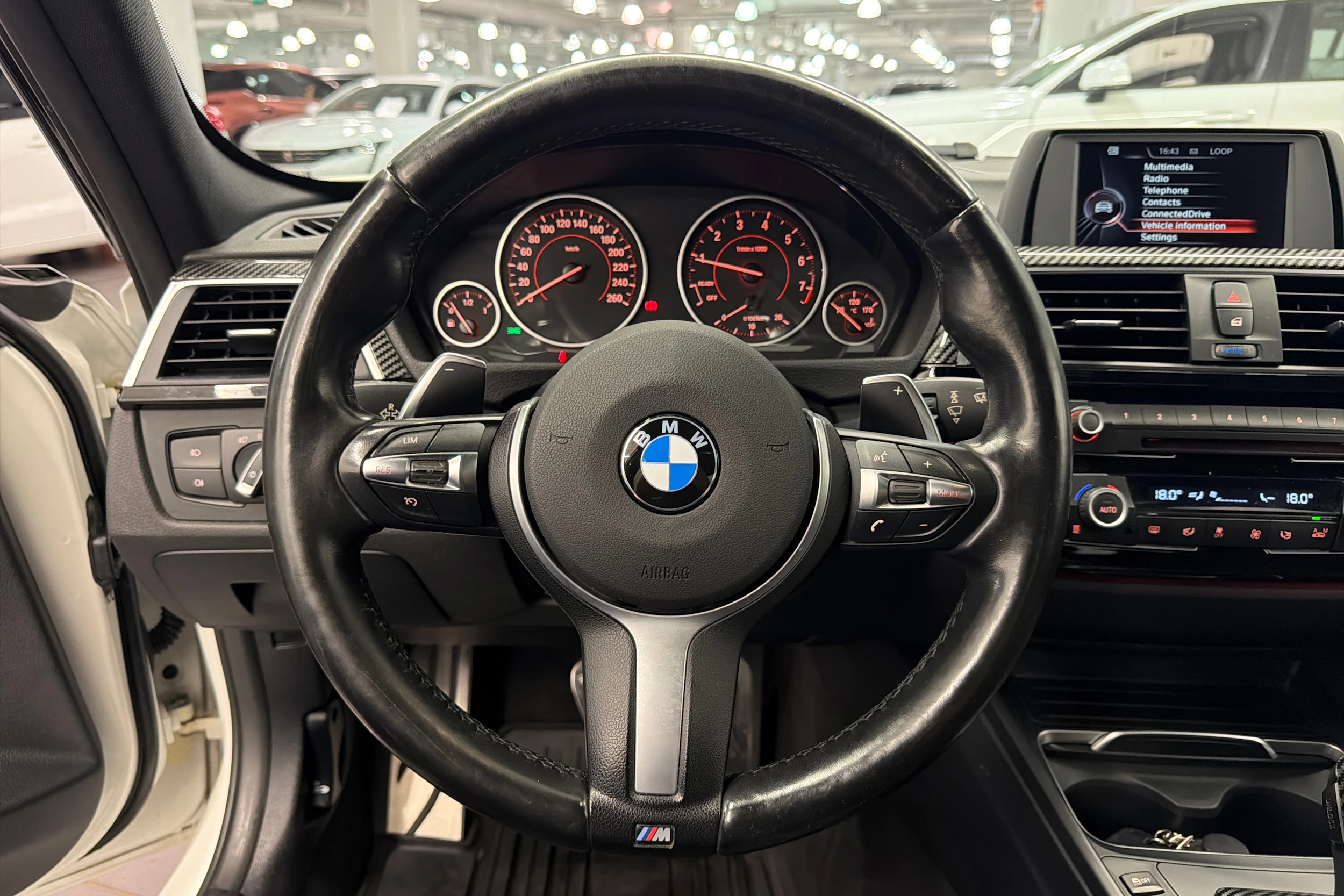Valkoinen BMW 320 2016 kuva 11.