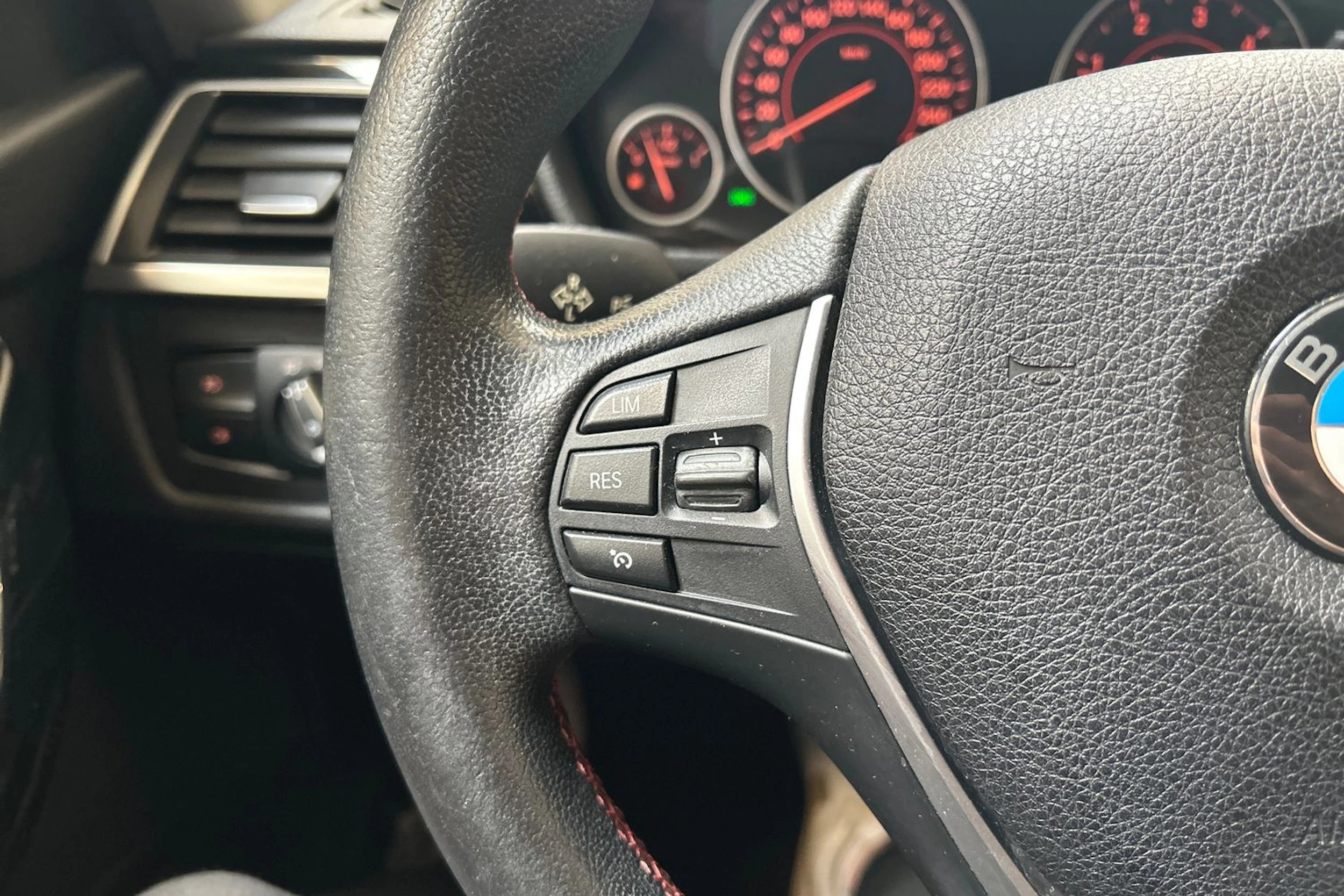 harmaa BMW 320 2016 kuva 16.