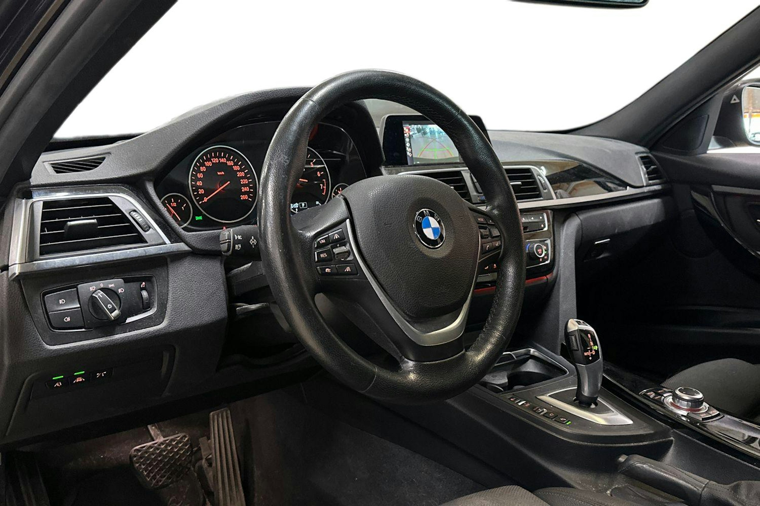 musta BMW 320 2016 kuva 3.