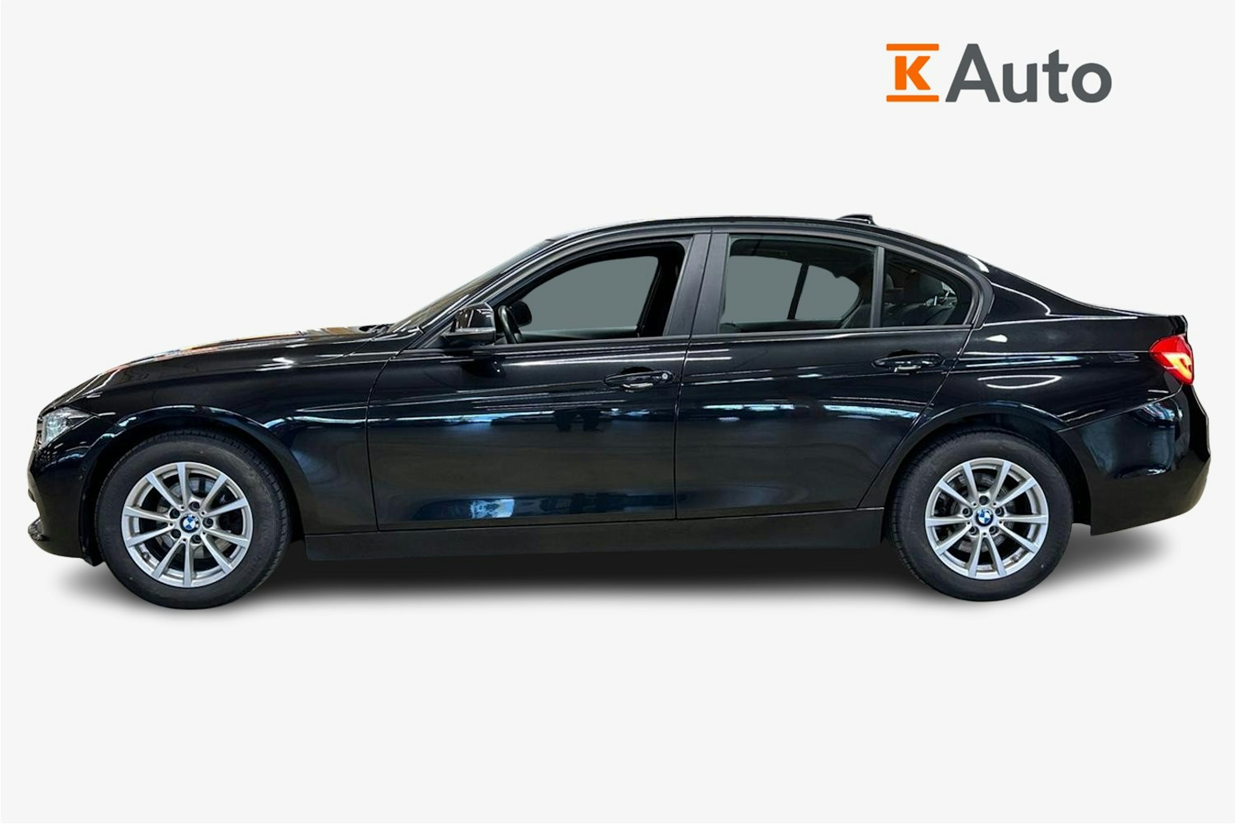 musta BMW 320 2017 kuva 6.
