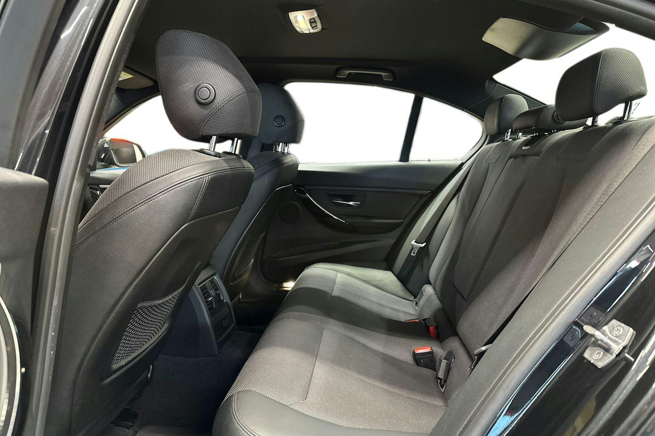 musta BMW 320 2017 kuva 10.