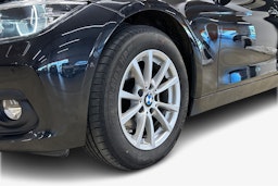 musta BMW 320 2017 kuva 11.