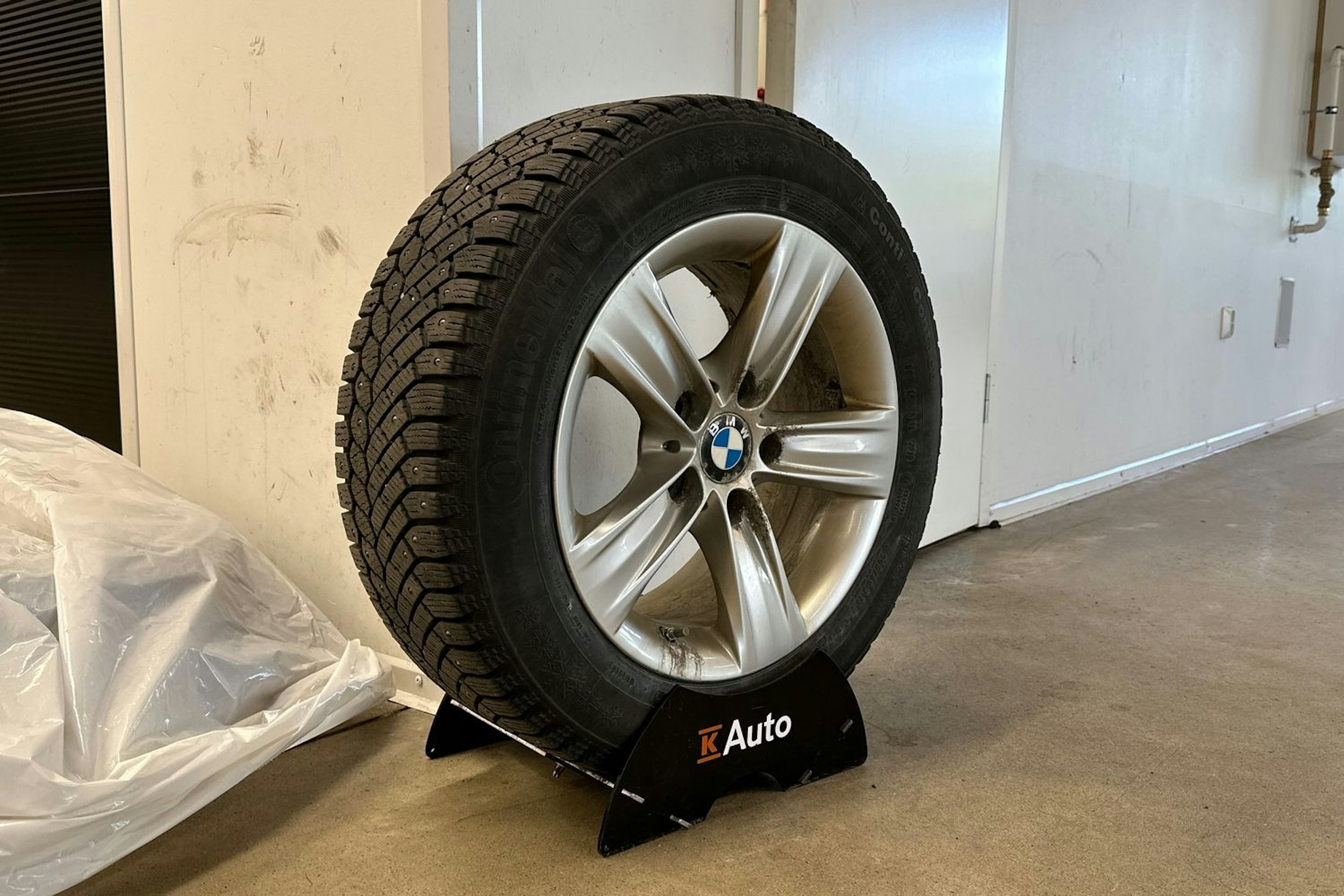 musta BMW 320 2017 kuva 13.