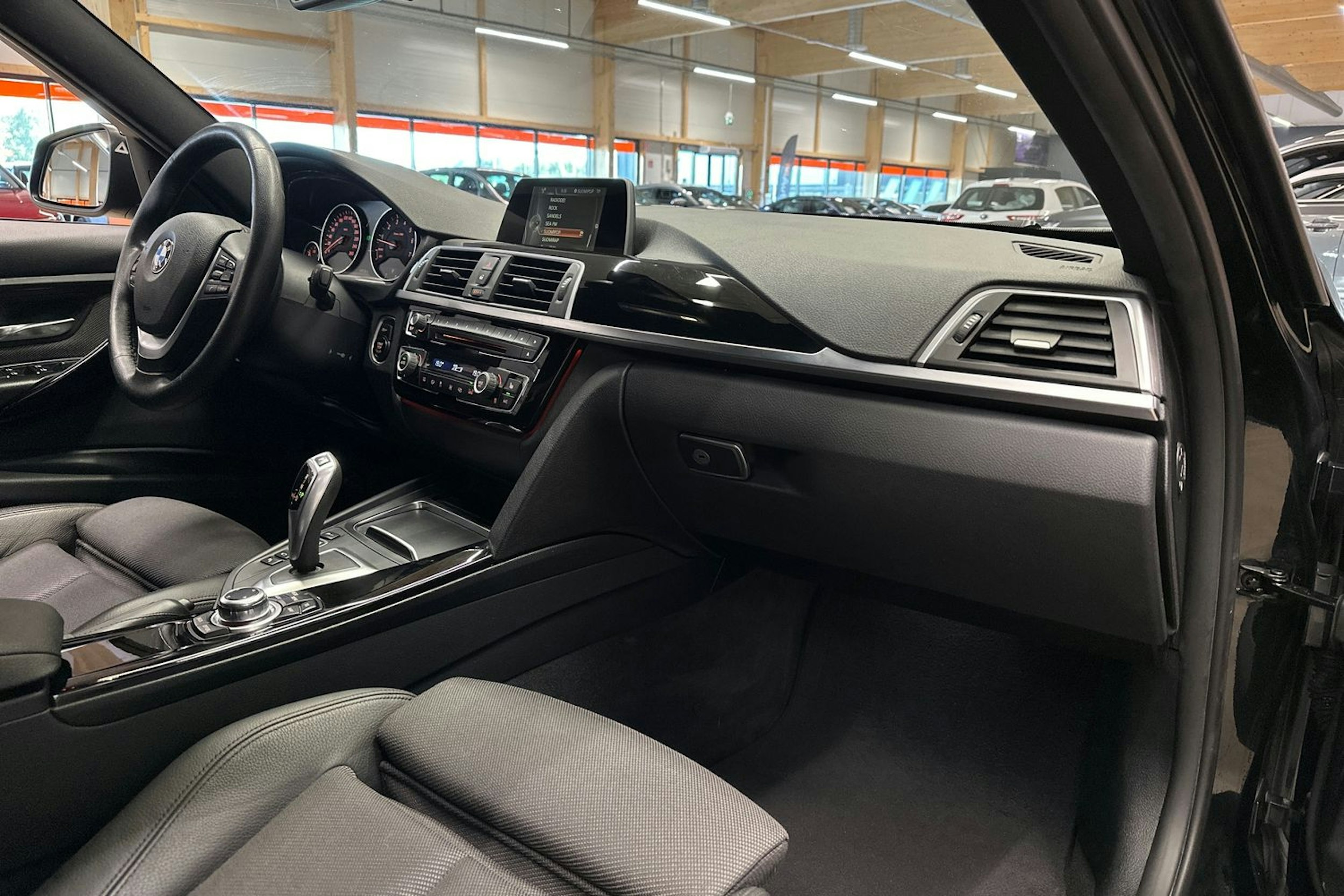 musta BMW 320 2017 kuva 14.
