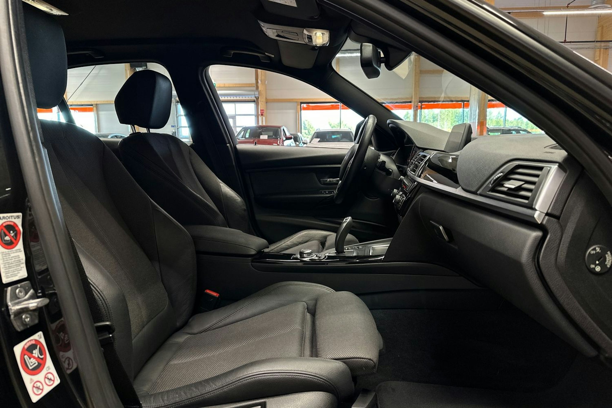 musta BMW 320 2017 kuva 15.