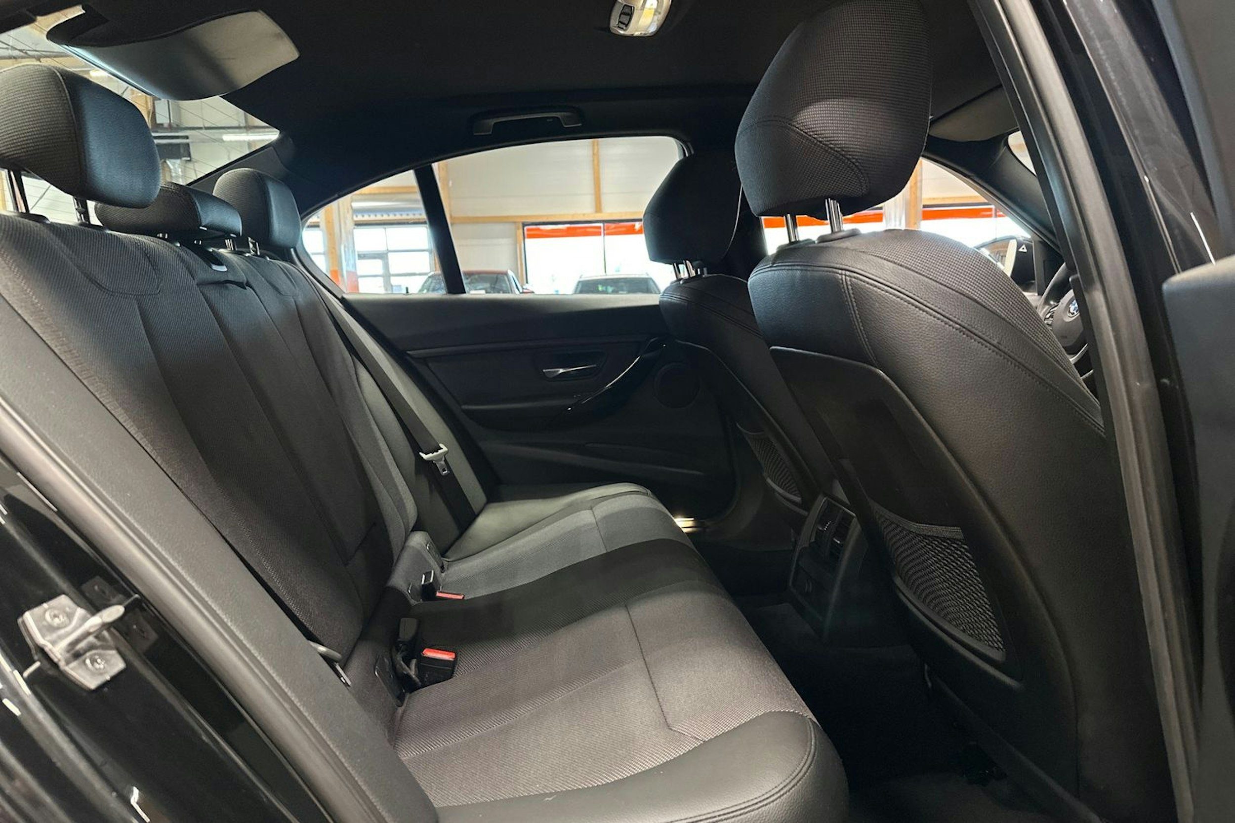 musta BMW 320 2017 kuva 16.