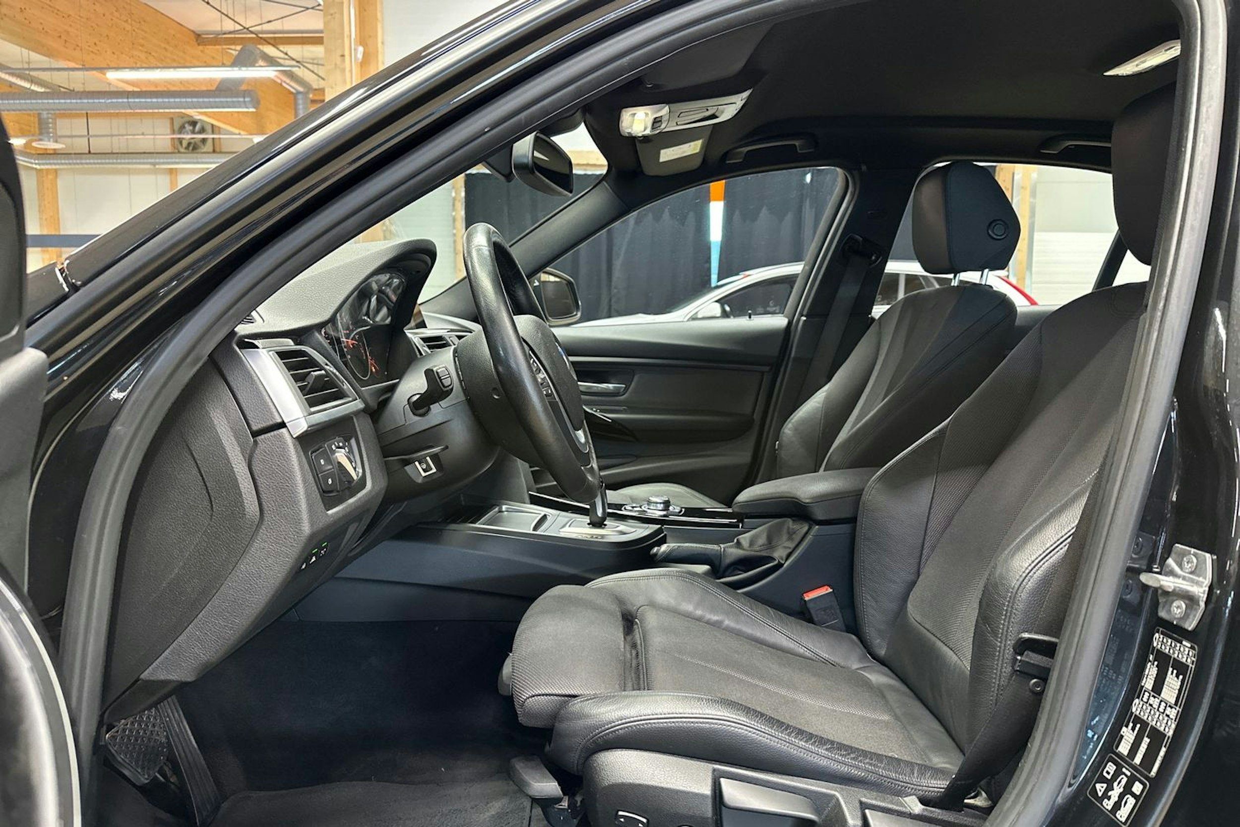 musta BMW 320 2017 kuva 17.