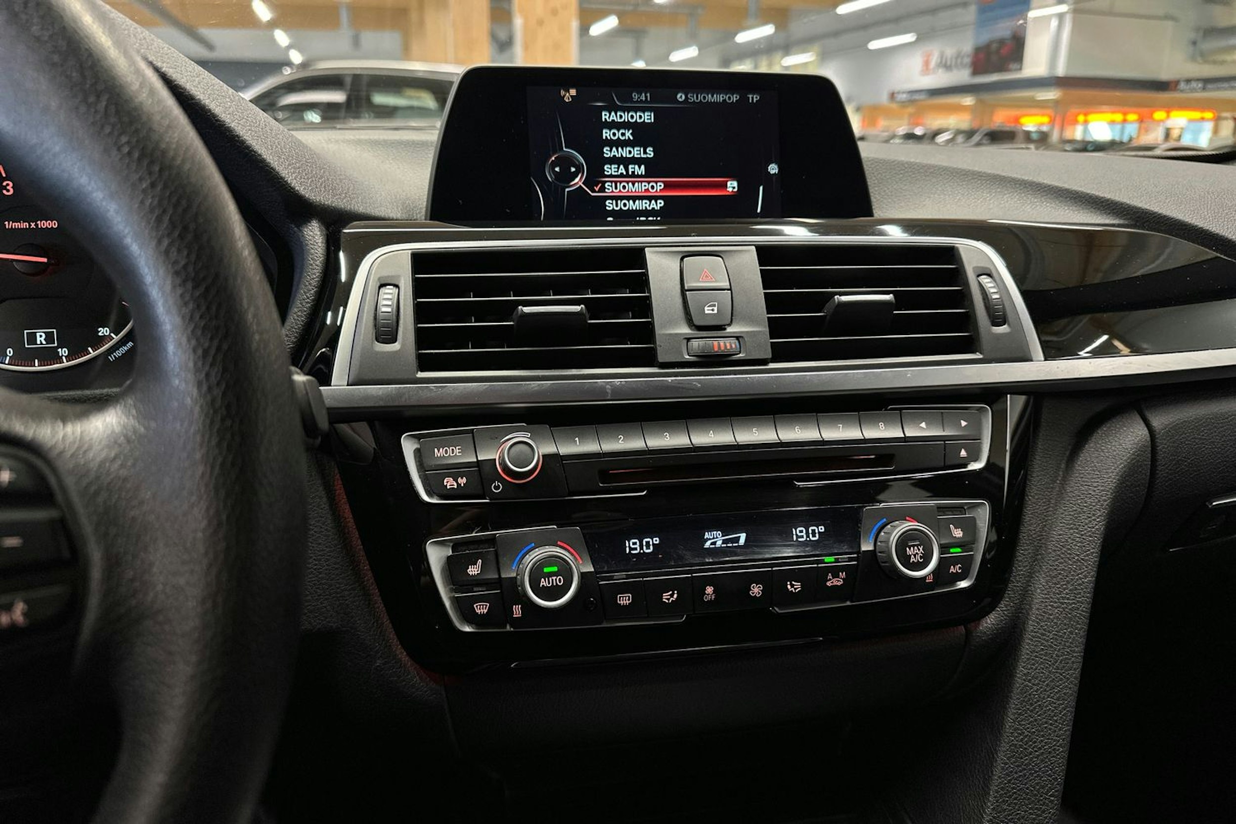 musta BMW 320 2017 kuva 24.