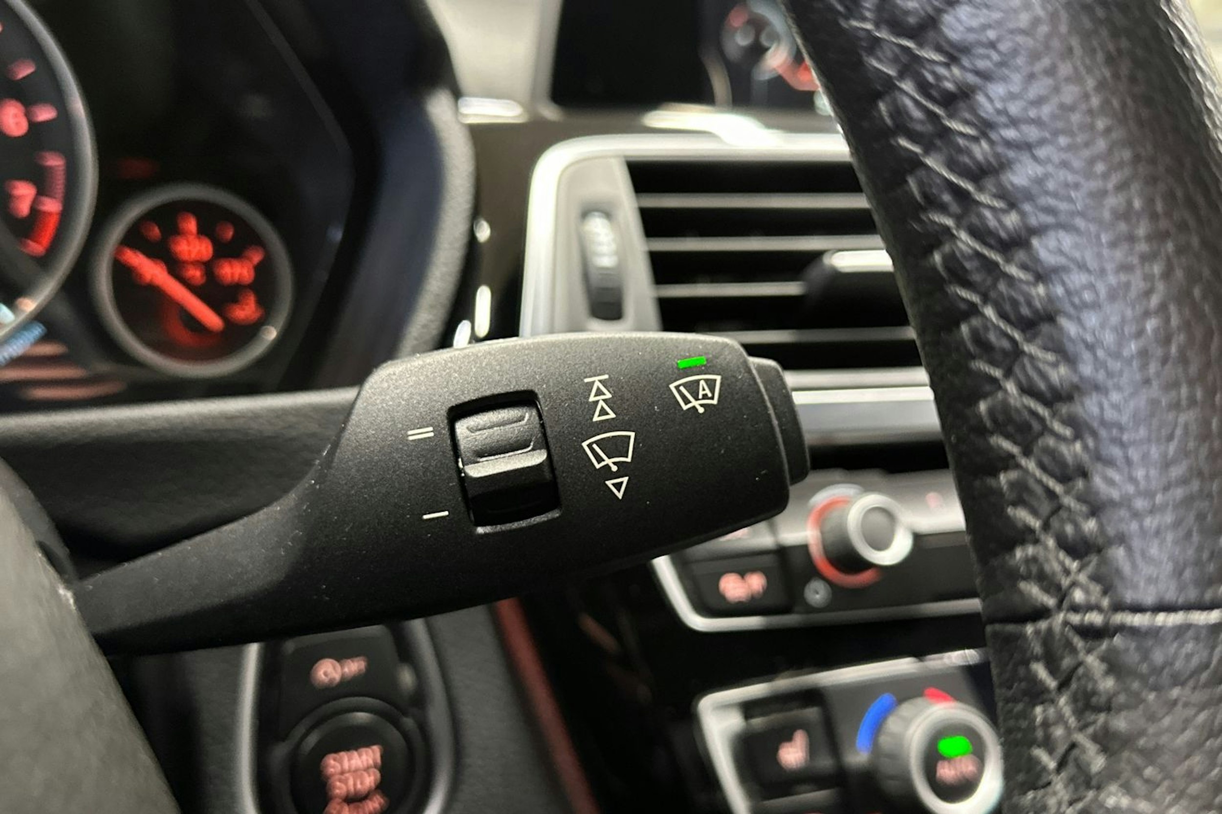musta BMW 320 2017 kuva 28.