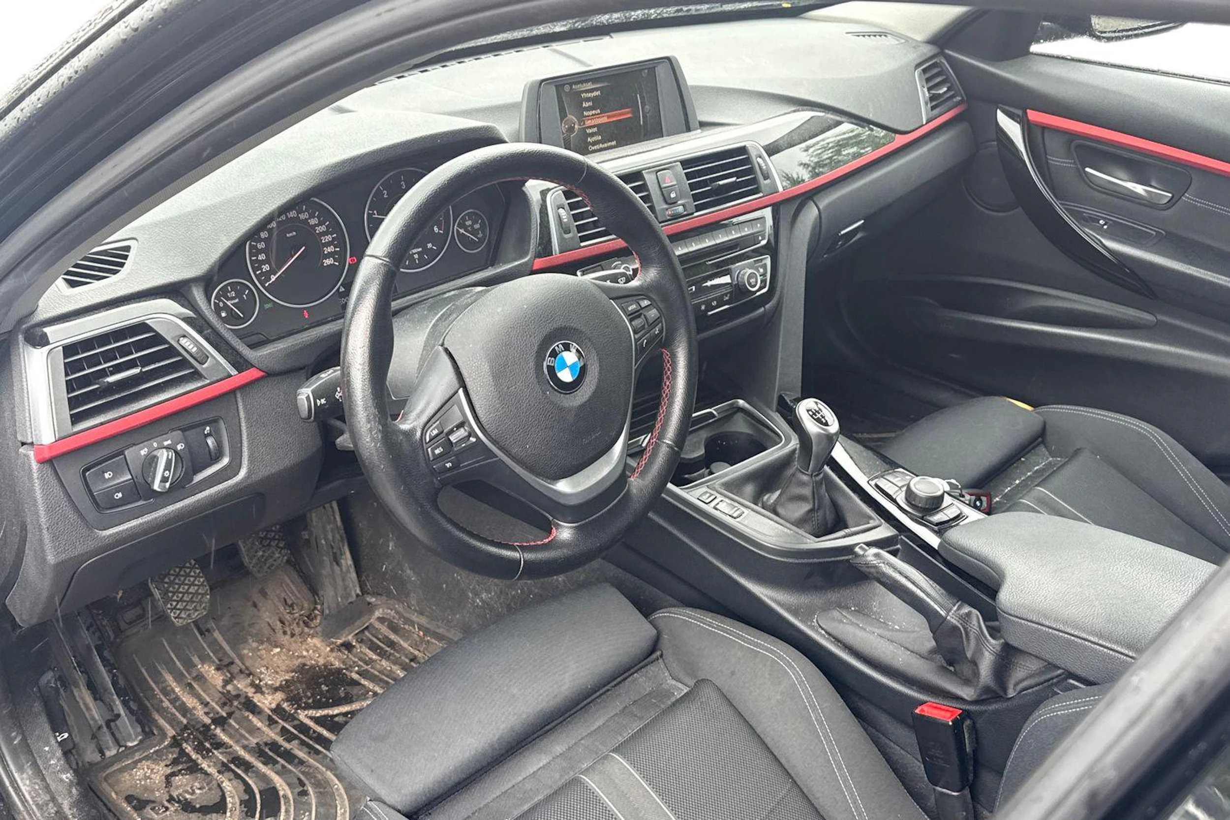 musta BMW 320 2016 kuva 3.