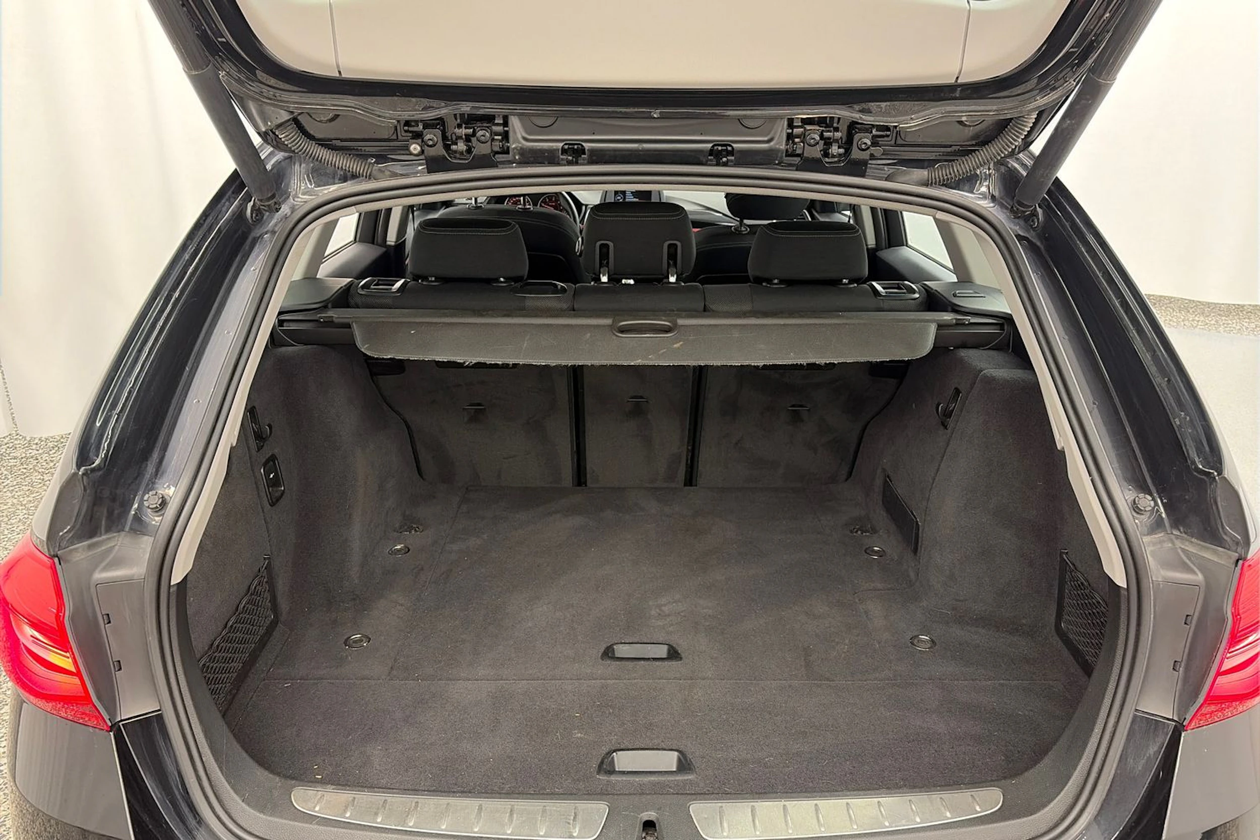 musta BMW 320 2016 kuva 11.