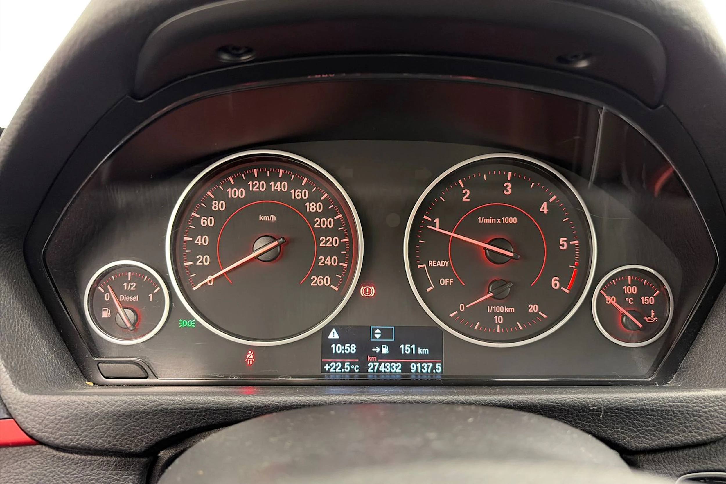musta BMW 320 2016 kuva 14.
