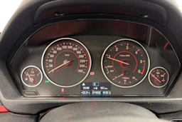 musta BMW 320 2016 kuva 14.