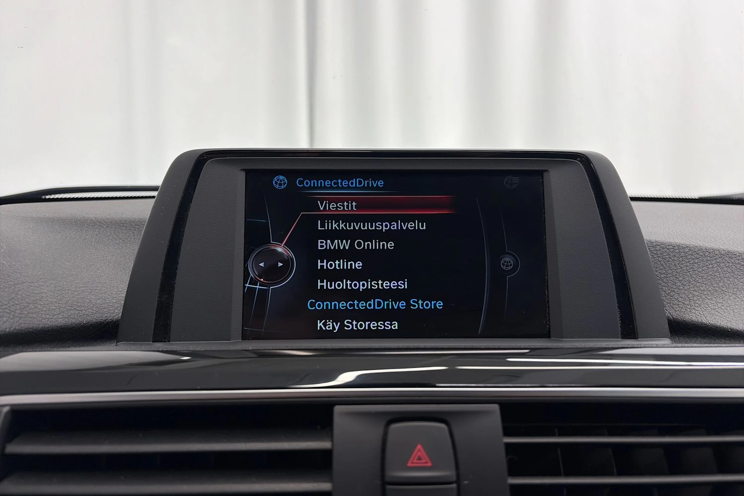 musta BMW 320 2016 kuva 20.