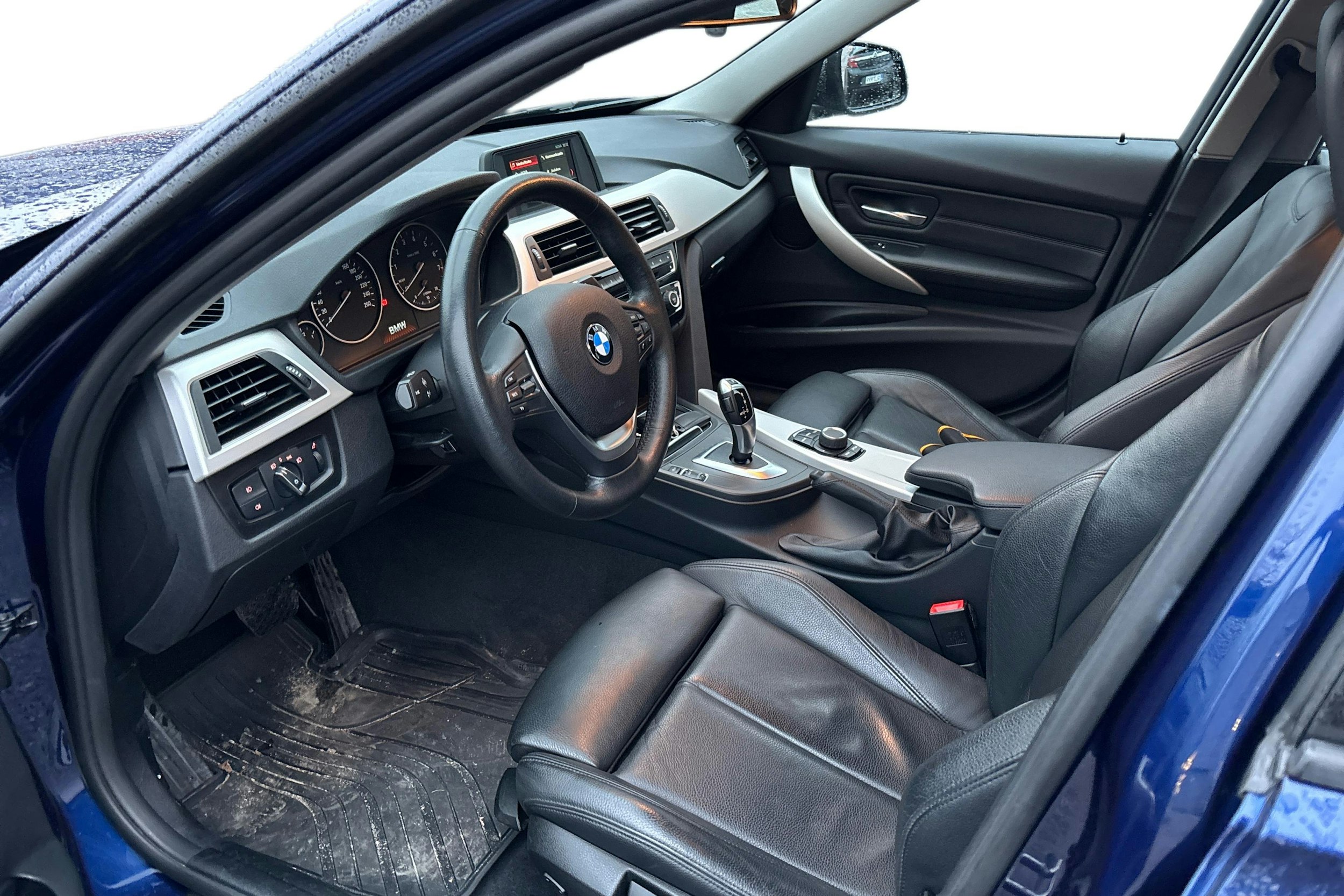 sininen BMW 320 2018 kuva 3.