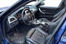 sininen BMW 320 2018 kuva 3.