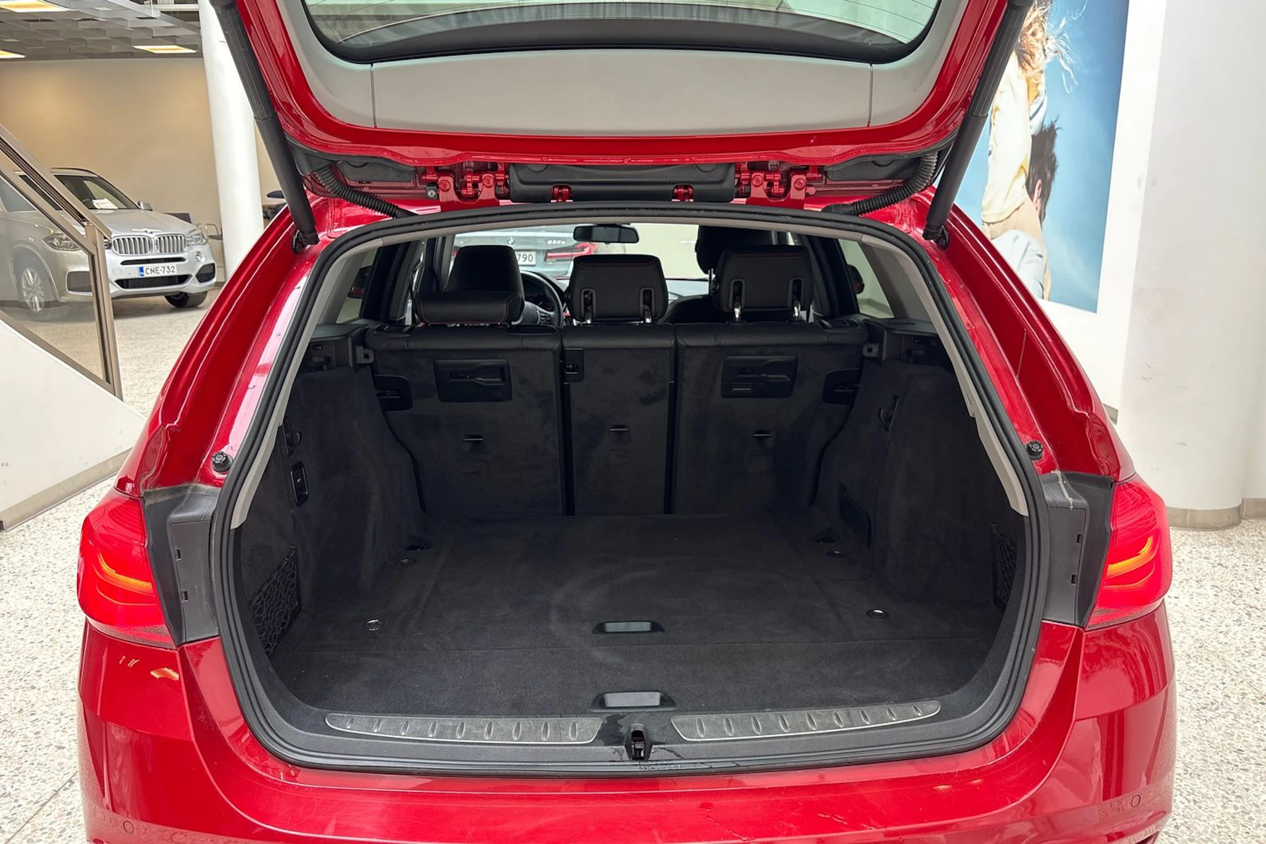 punainen BMW 320 2017 kuva 12.
