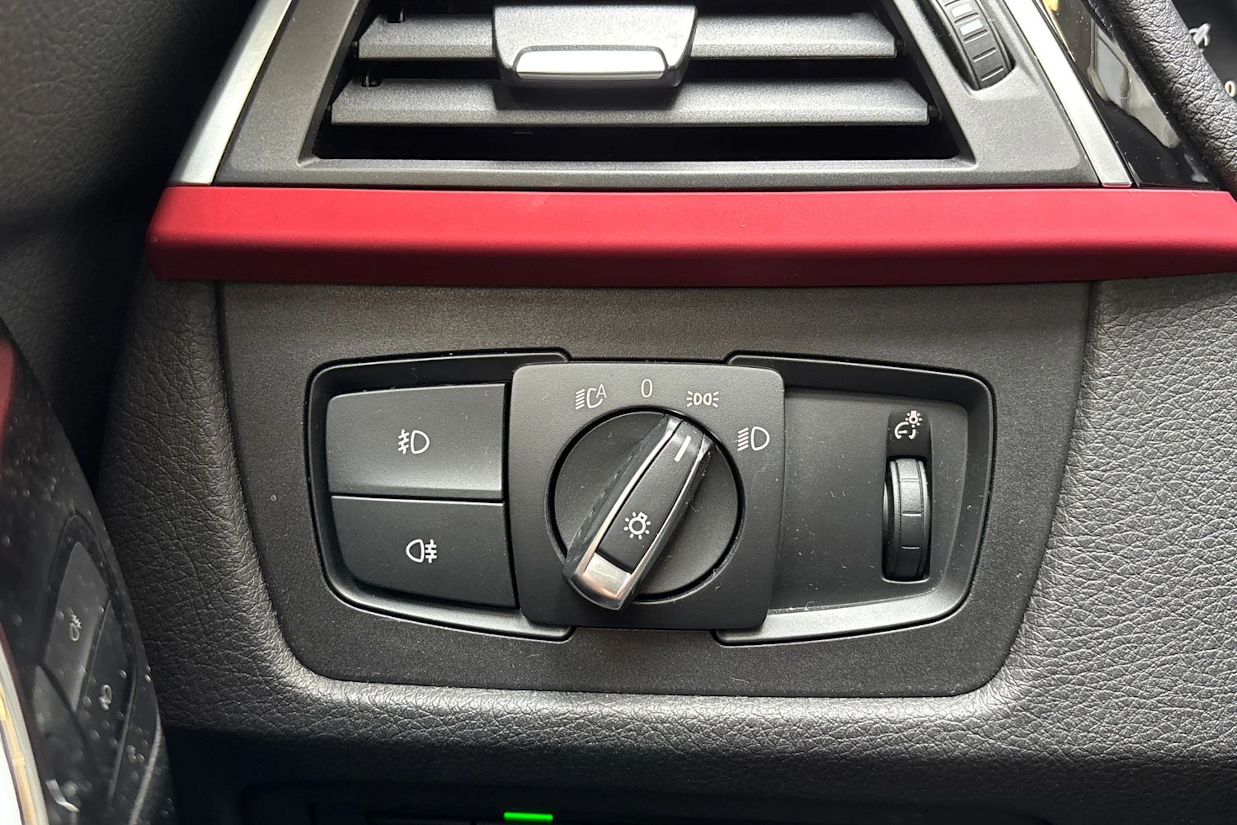 punainen BMW 320 2017 kuva 17.