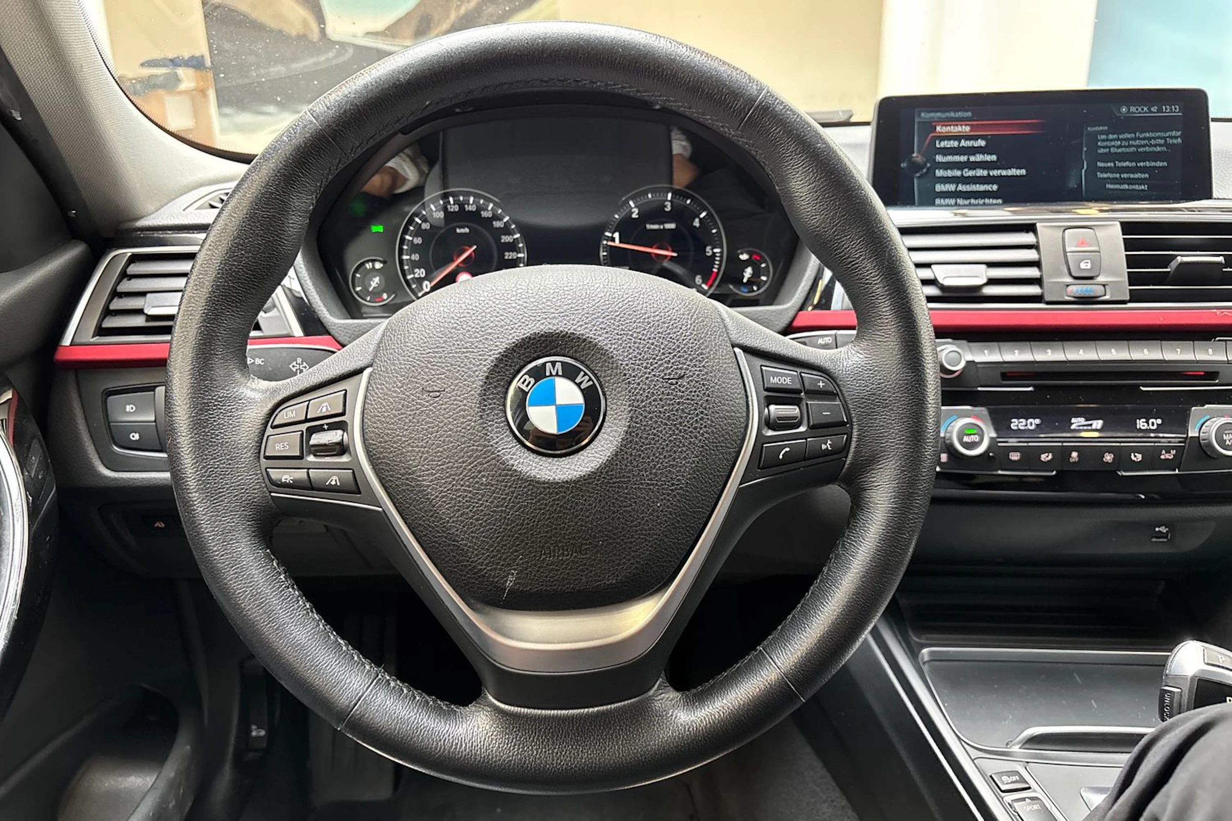 punainen BMW 320 2017 kuva 19.