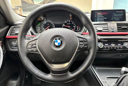 punainen BMW 320 2017 kuva 19.