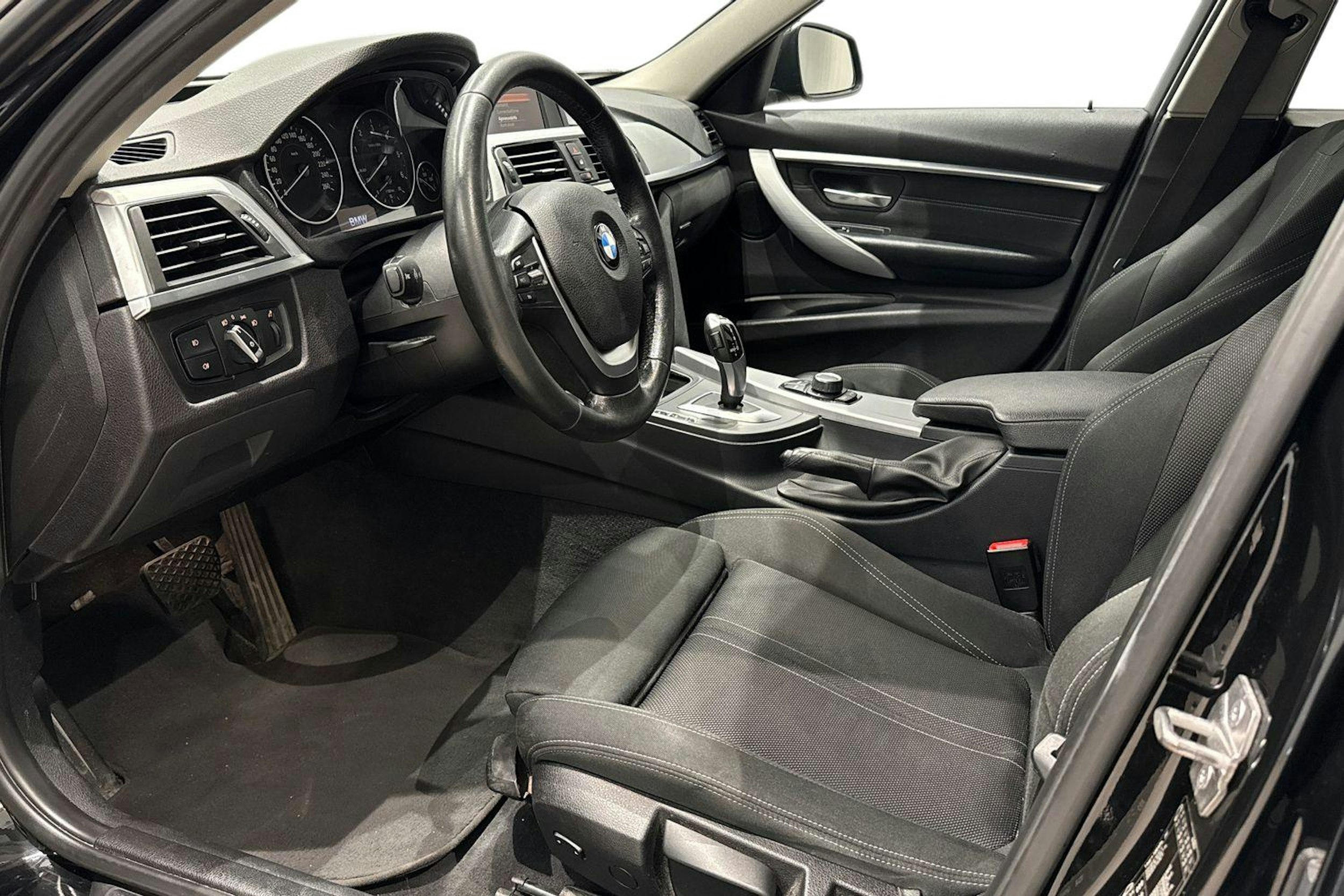 musta BMW 320 2017 kuva 7.