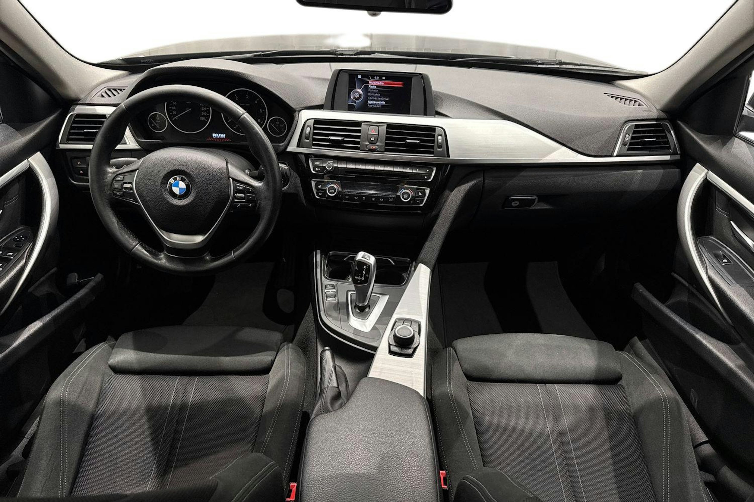 musta BMW 320 2017 kuva 9.