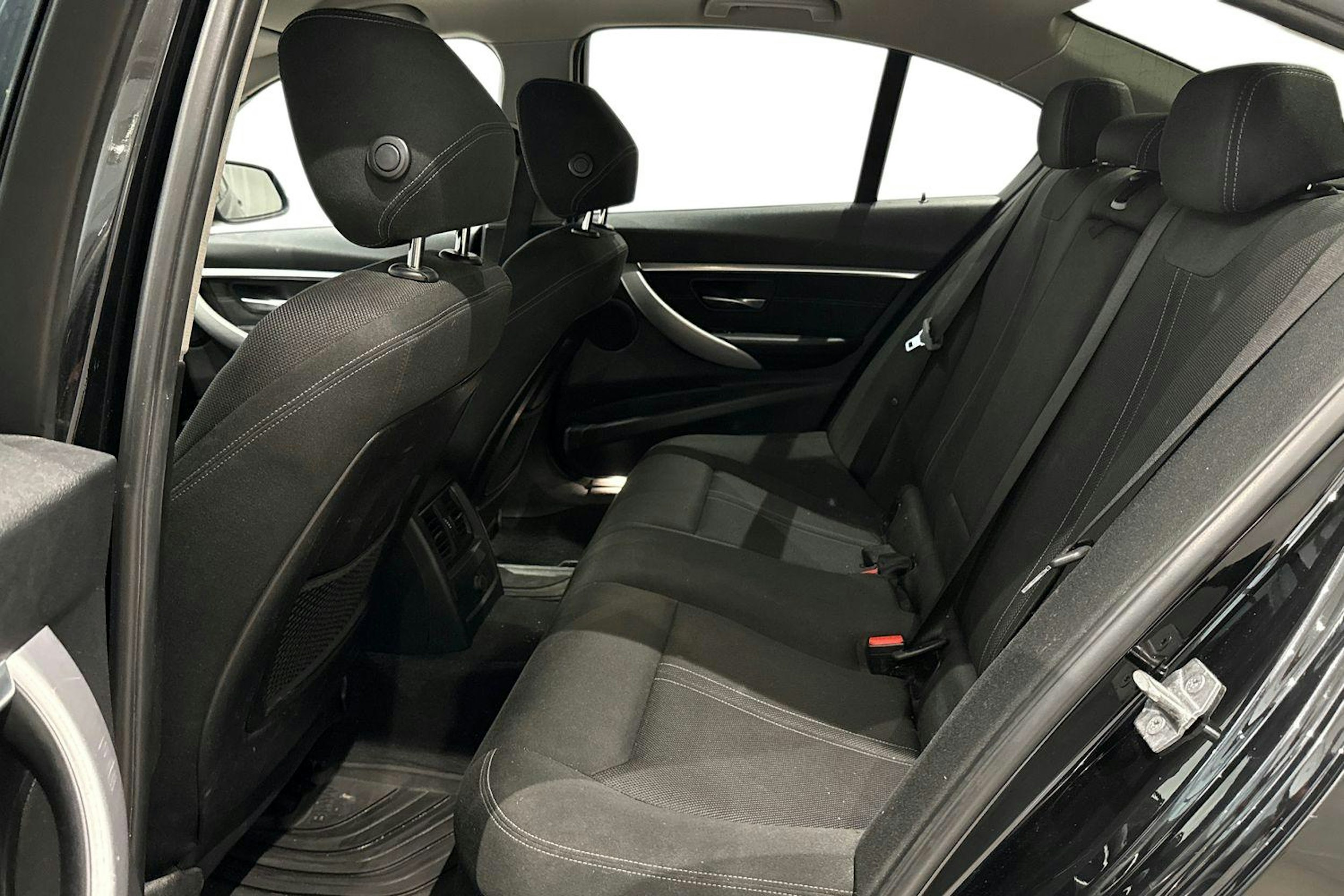 musta BMW 320 2017 kuva 10.