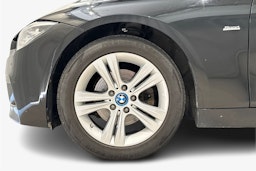 musta BMW 320 2017 kuva 11.