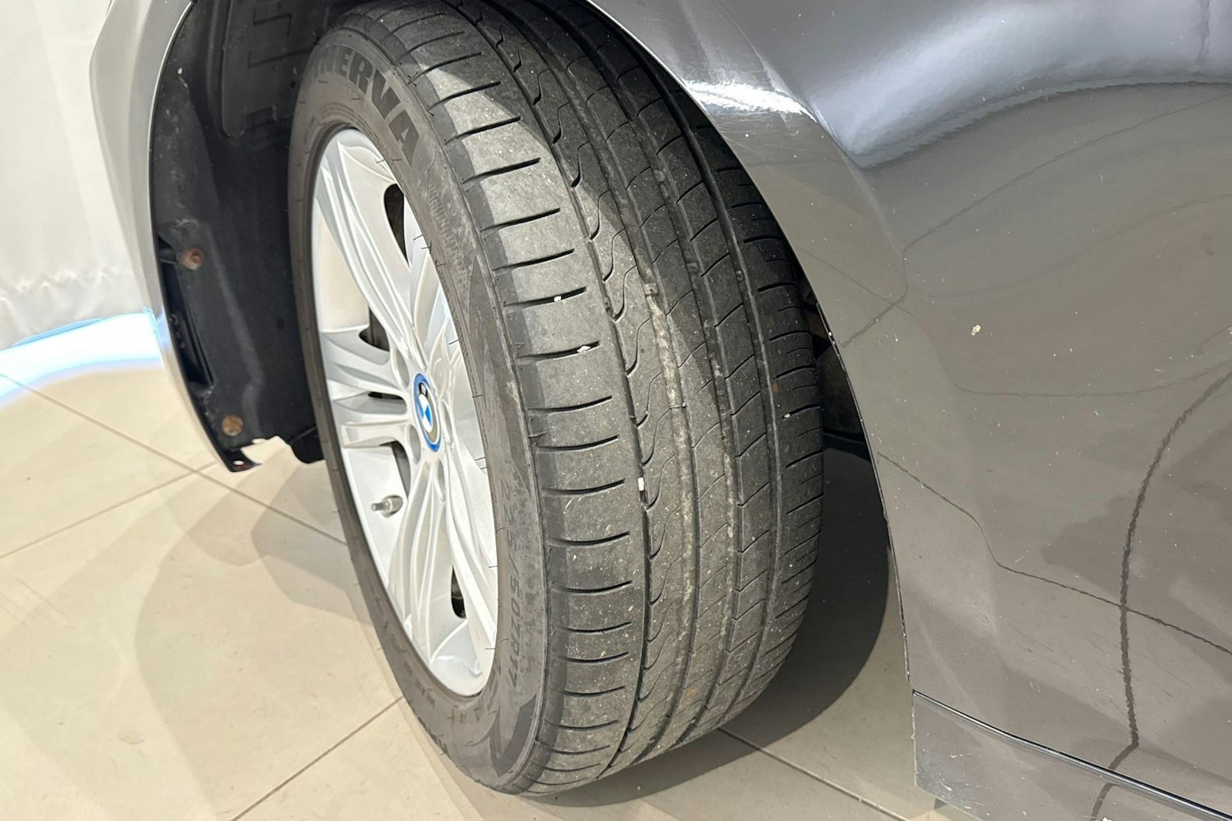 musta BMW 320 2017 kuva 13.
