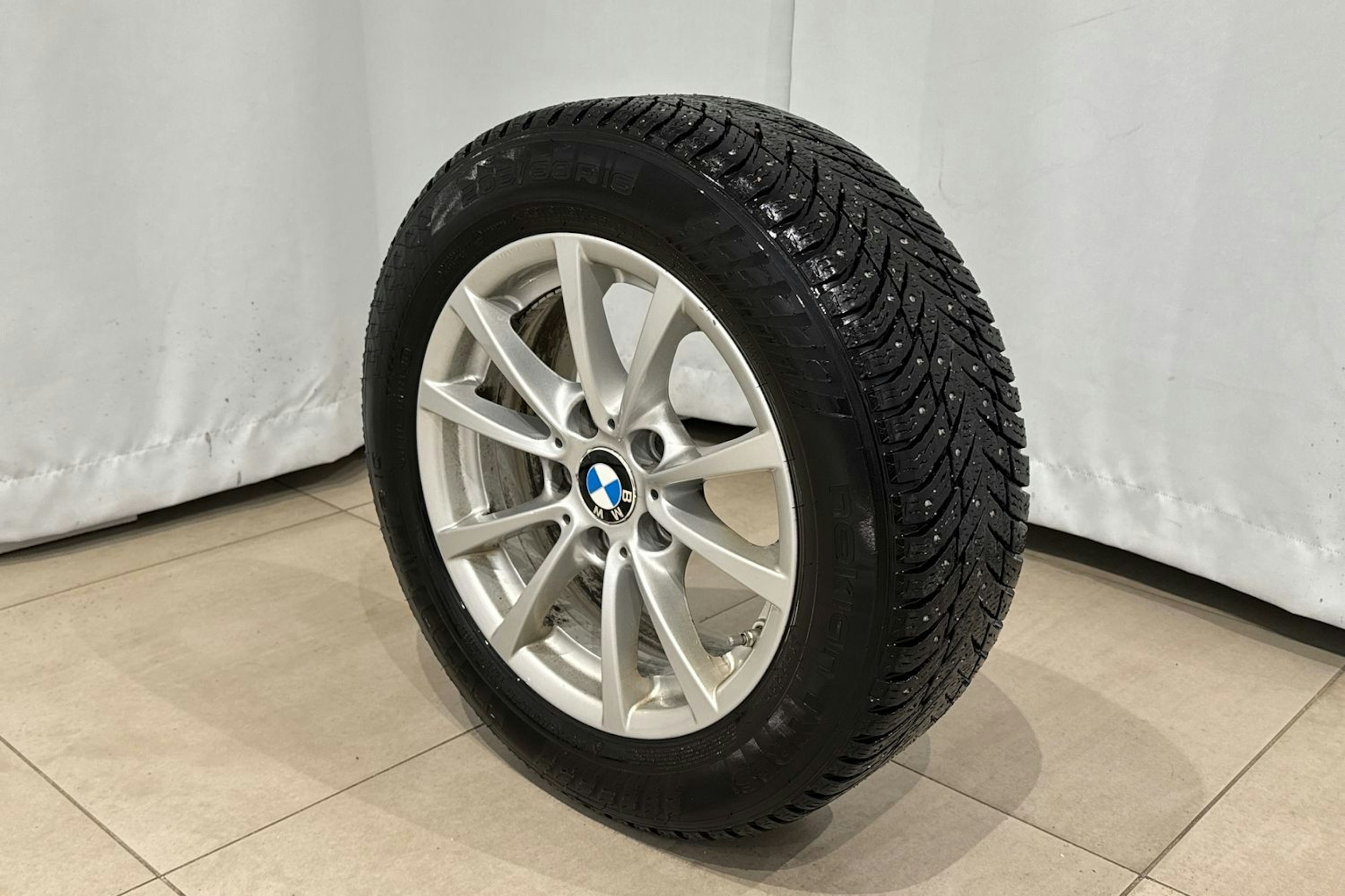 musta BMW 320 2017 kuva 14.