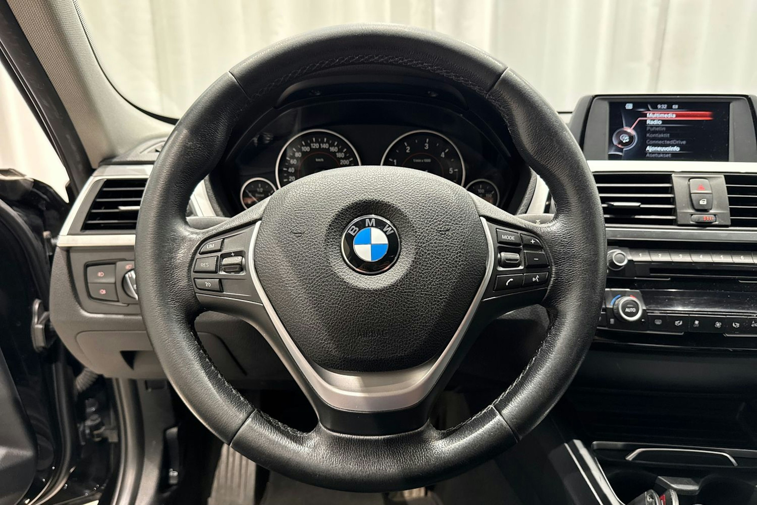 musta BMW 320 2017 kuva 17.