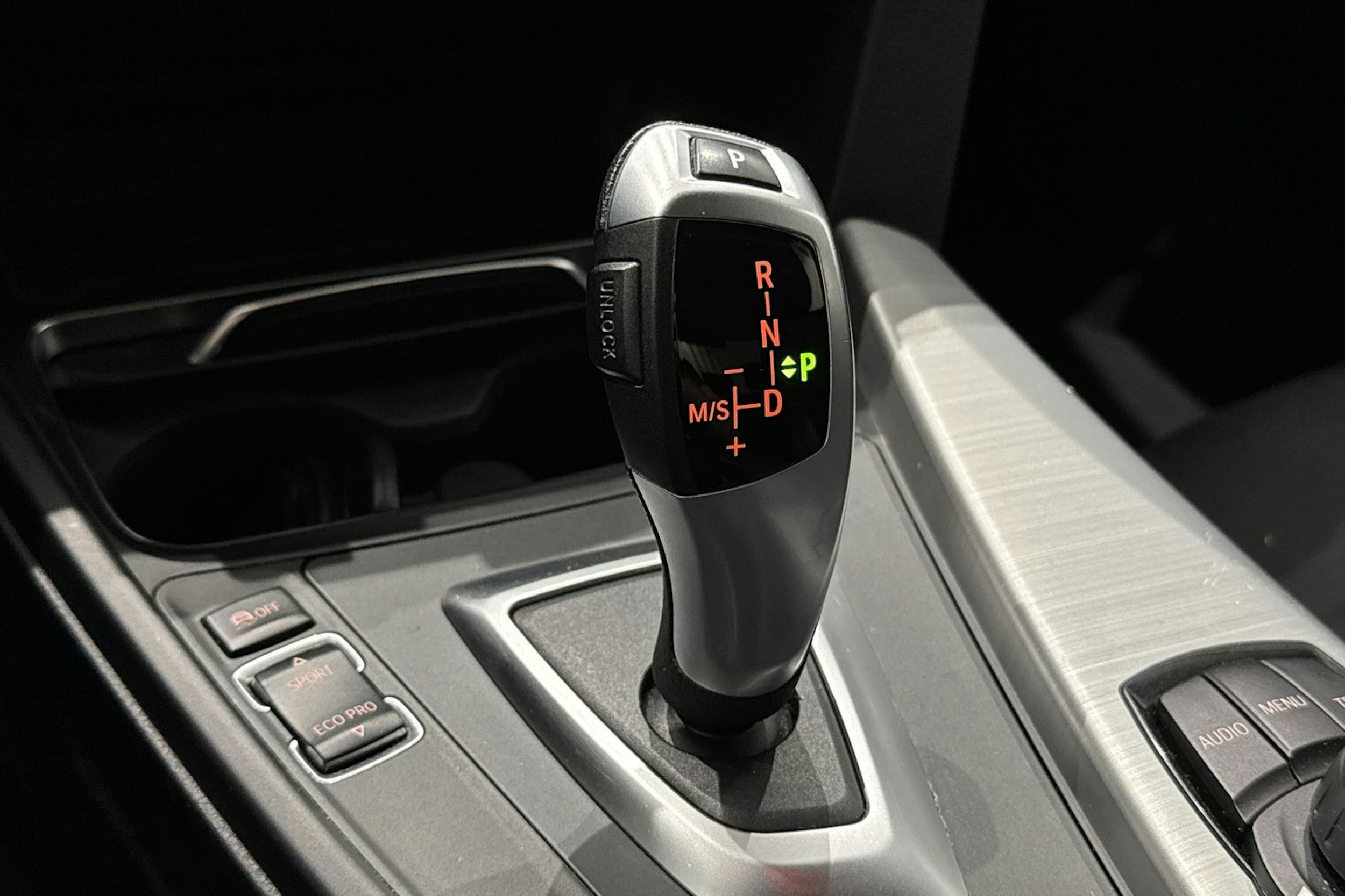 musta BMW 320 2017 kuva 22.