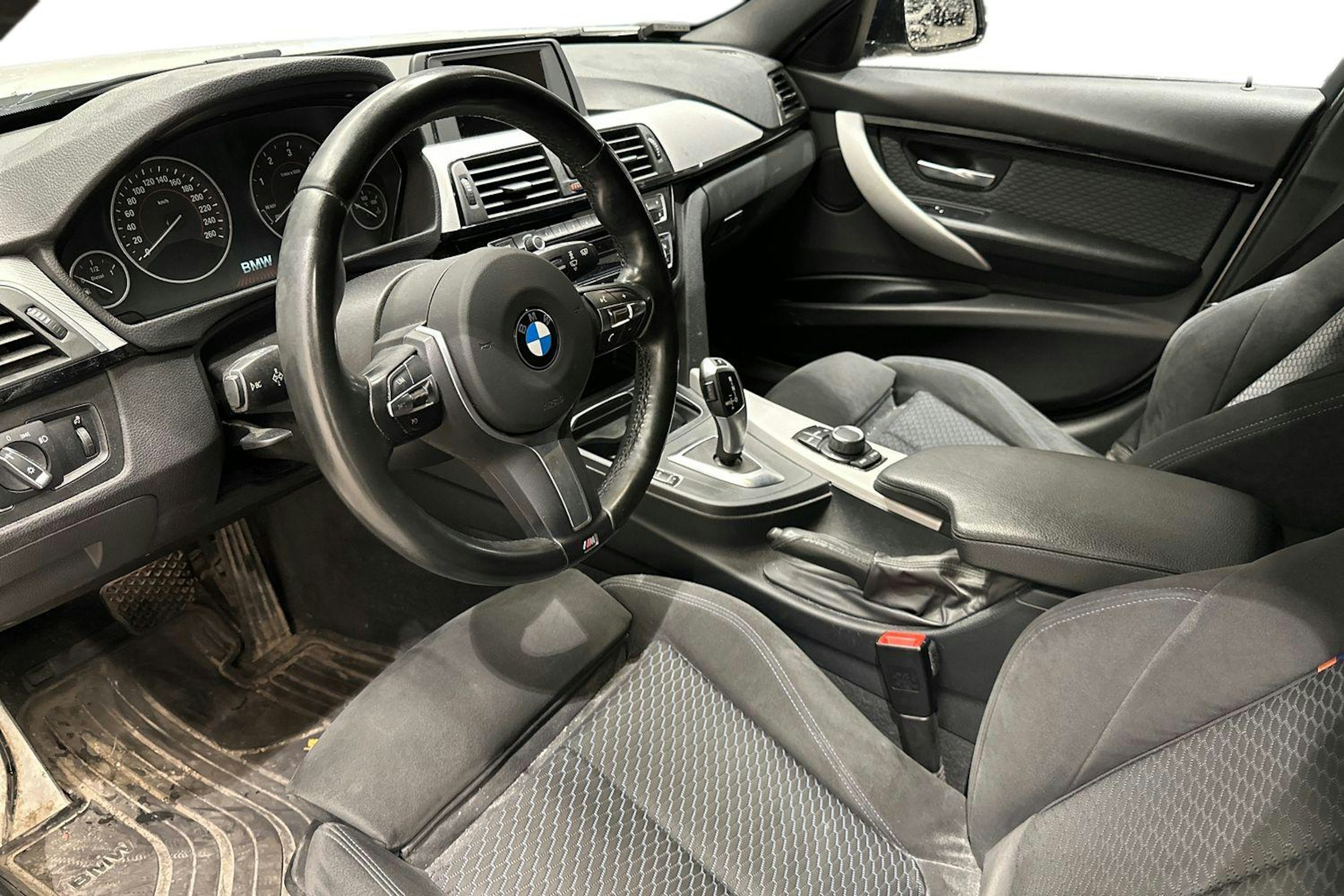 valkoinen BMW 320 2017 kuva 3.