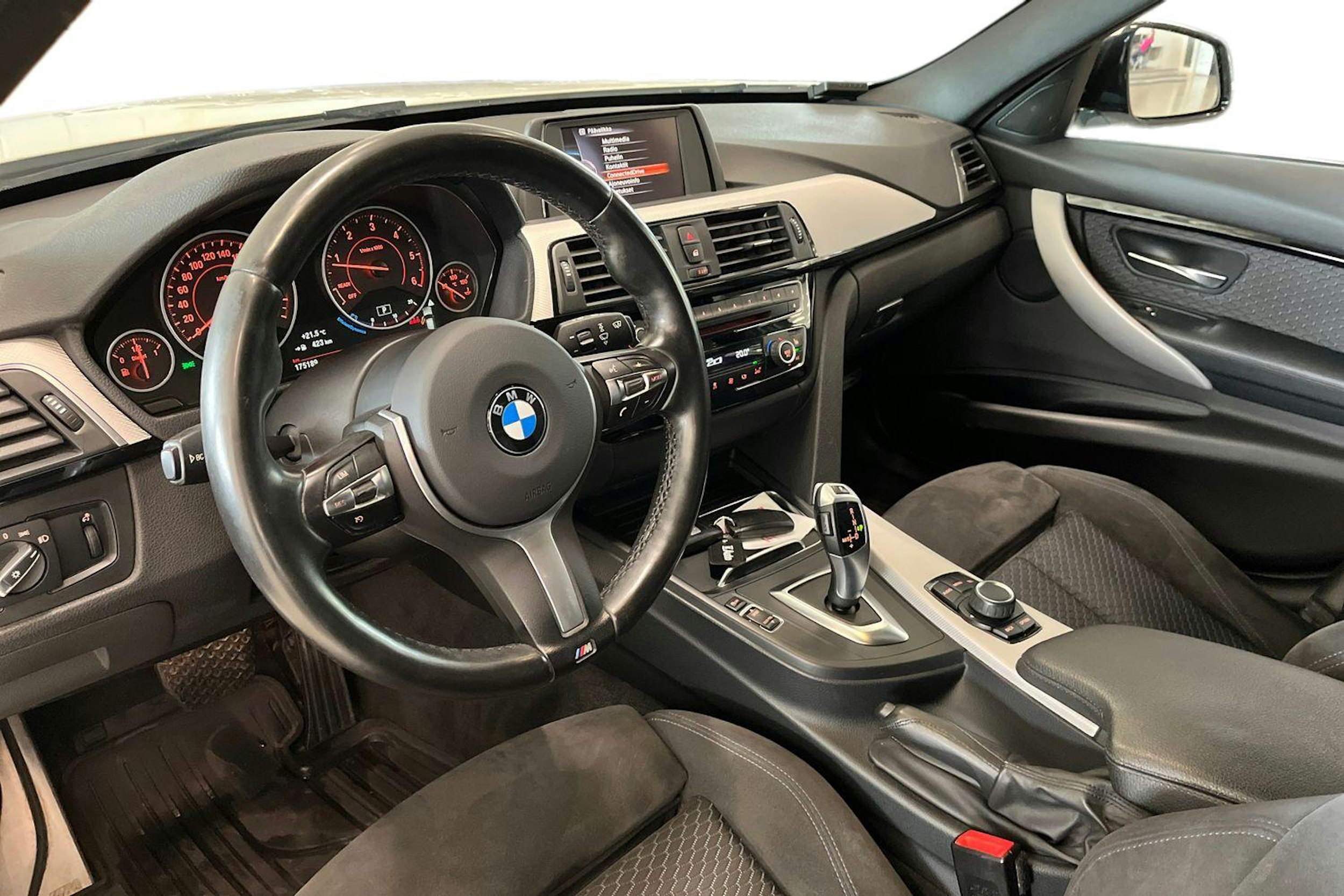 valkoinen BMW 320 2017 kuva 7.