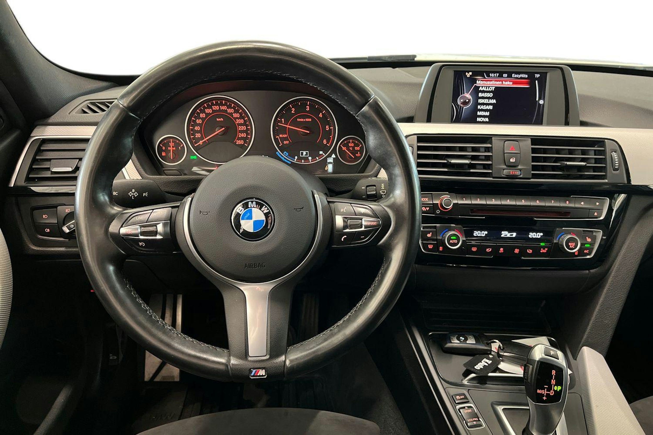 valkoinen BMW 320 2017 kuva 9.