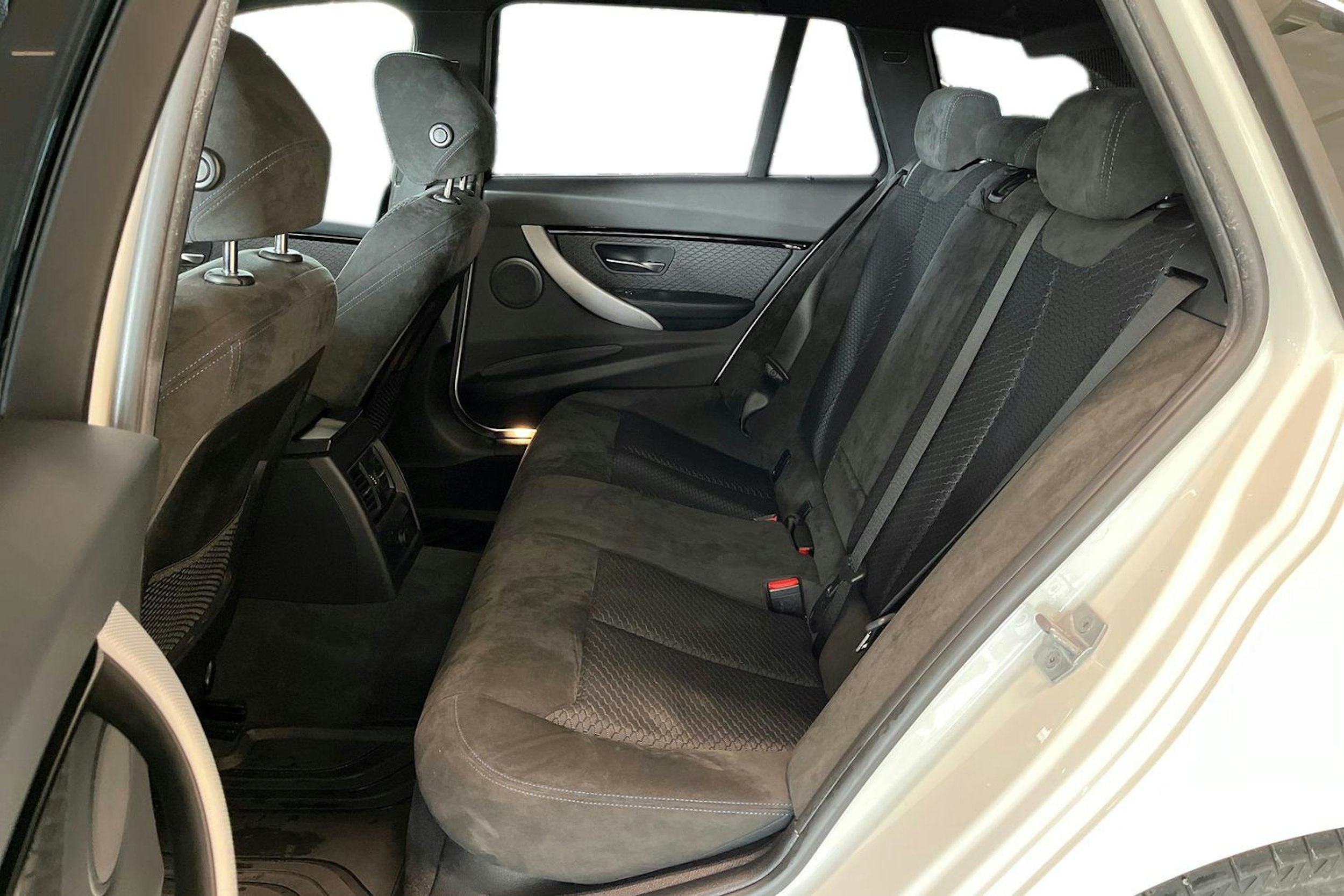 valkoinen BMW 320 2017 kuva 10.