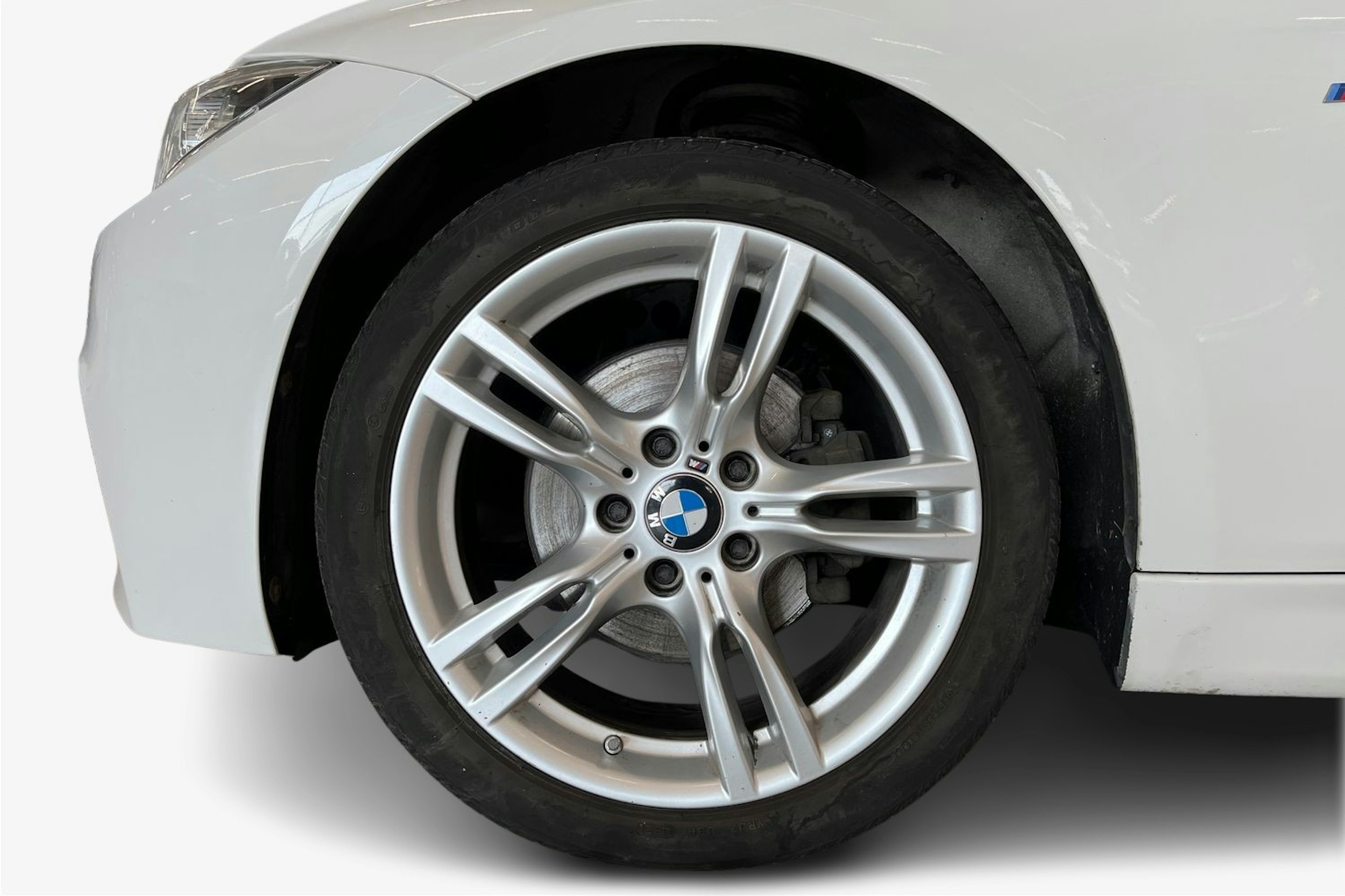 valkoinen BMW 320 2017 kuva 11.