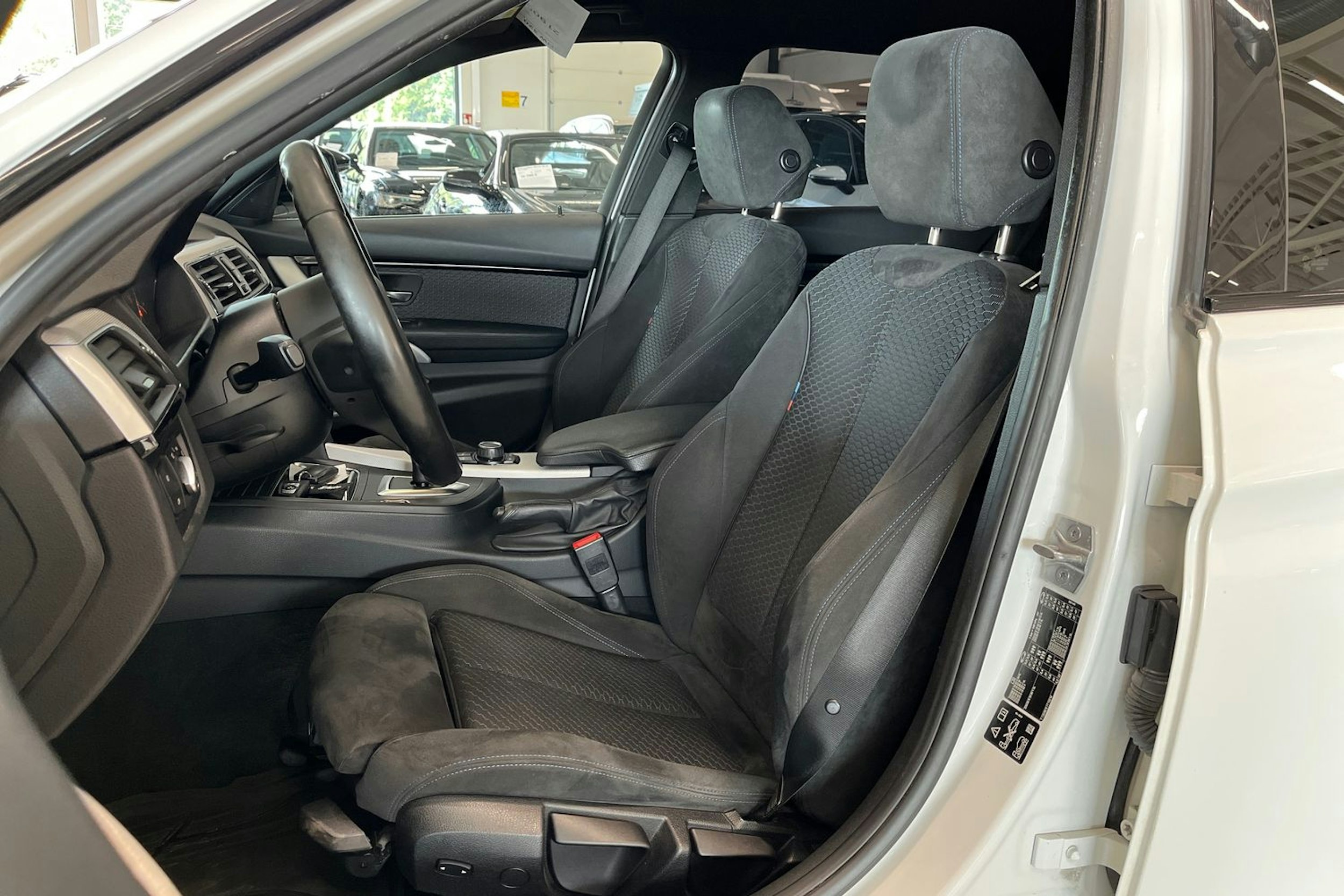 valkoinen BMW 320 2017 kuva 14.