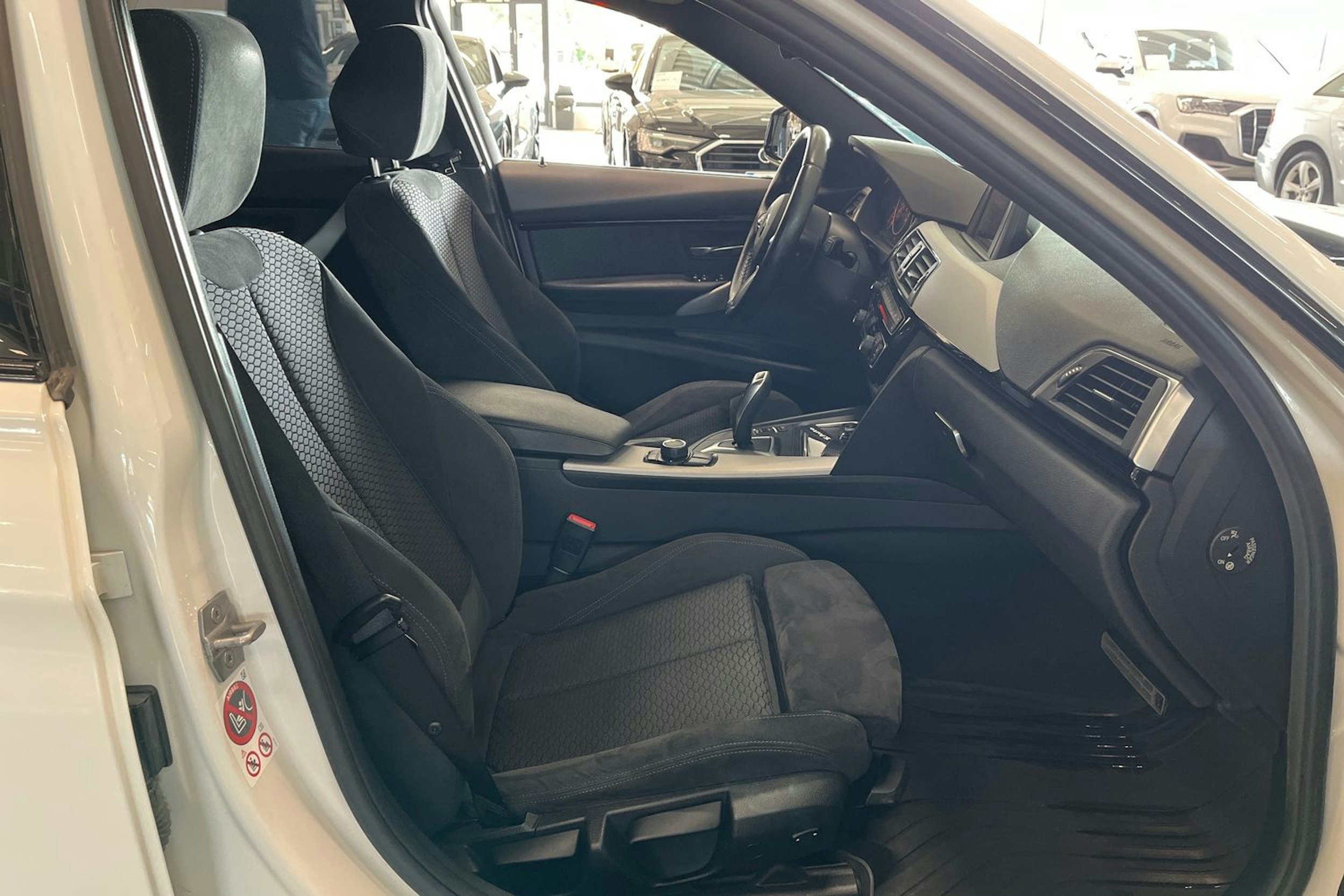 valkoinen BMW 320 2017 kuva 15.