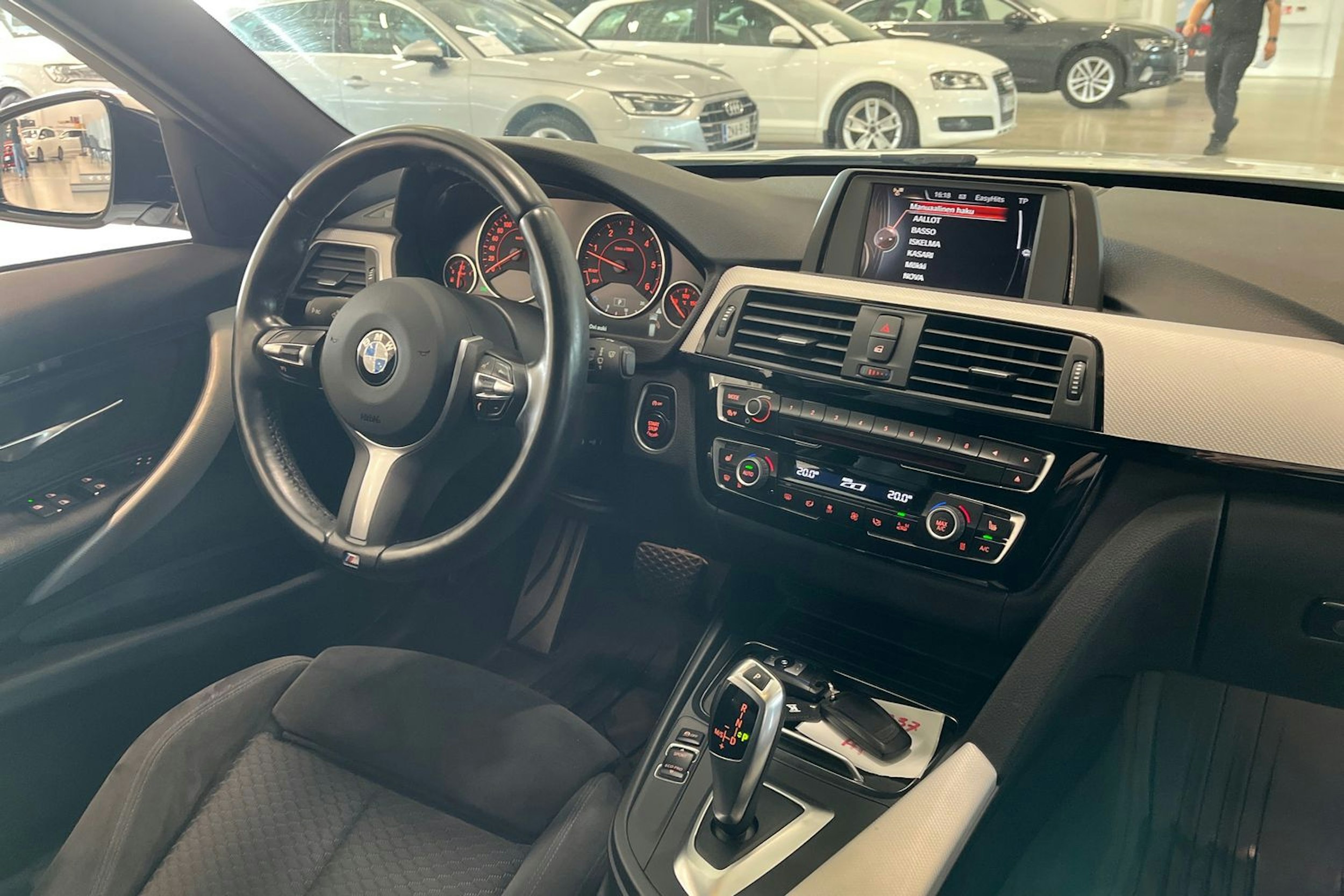 valkoinen BMW 320 2017 kuva 16.
