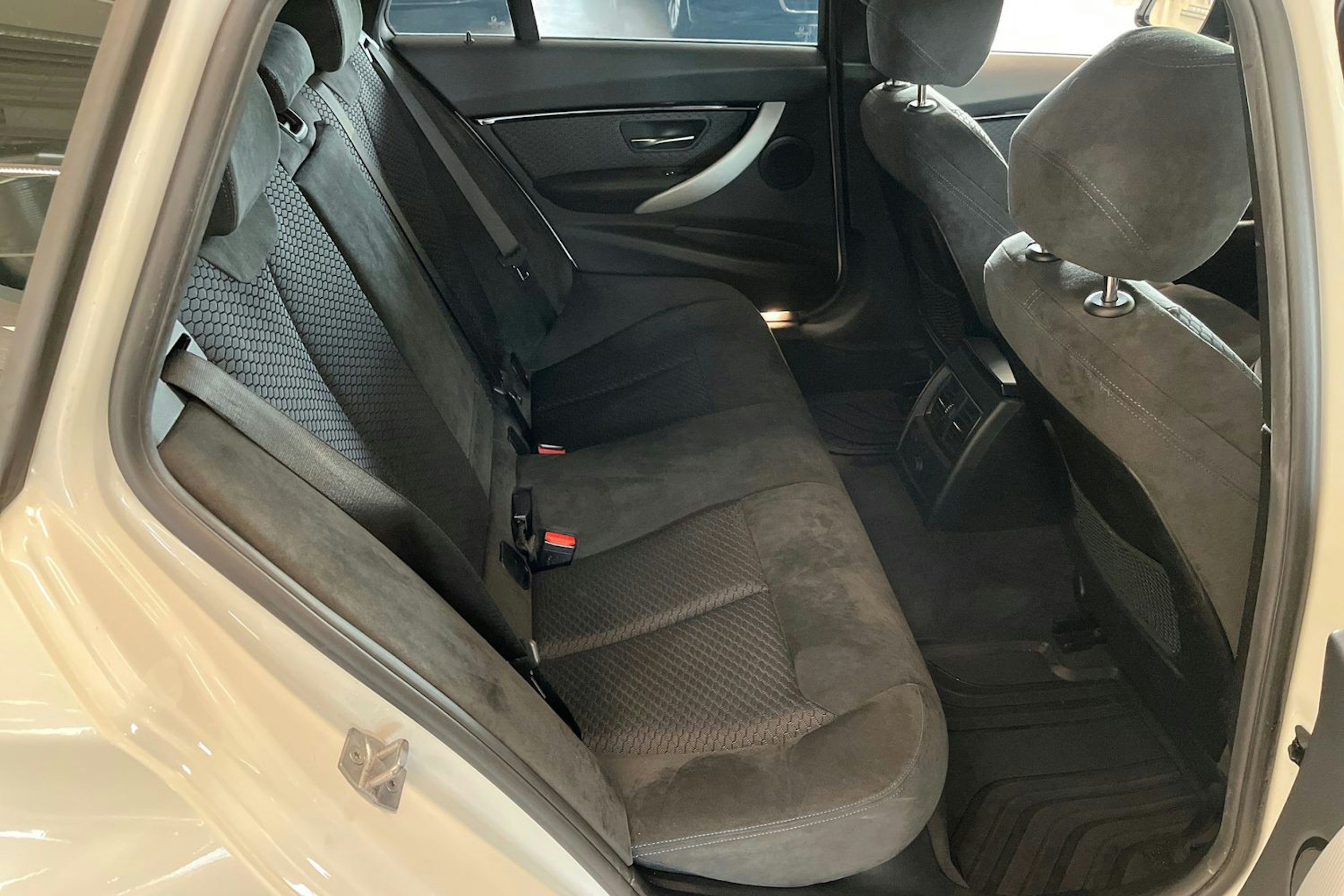 valkoinen BMW 320 2017 kuva 17.