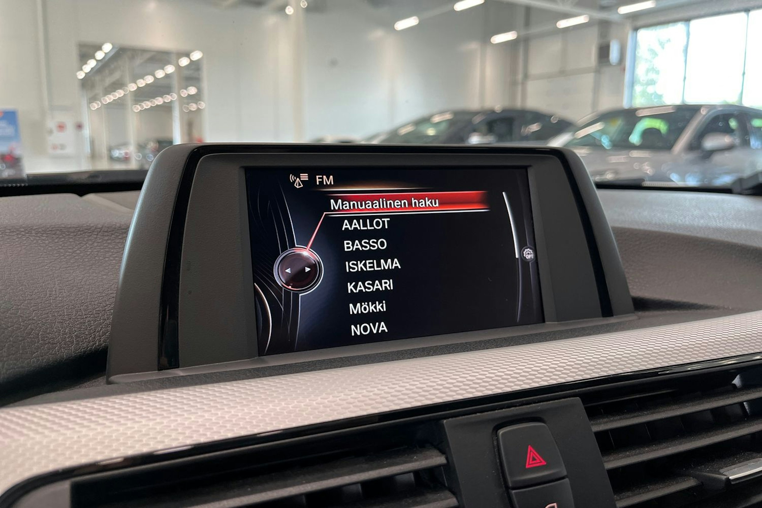 valkoinen BMW 320 2017 kuva 20.