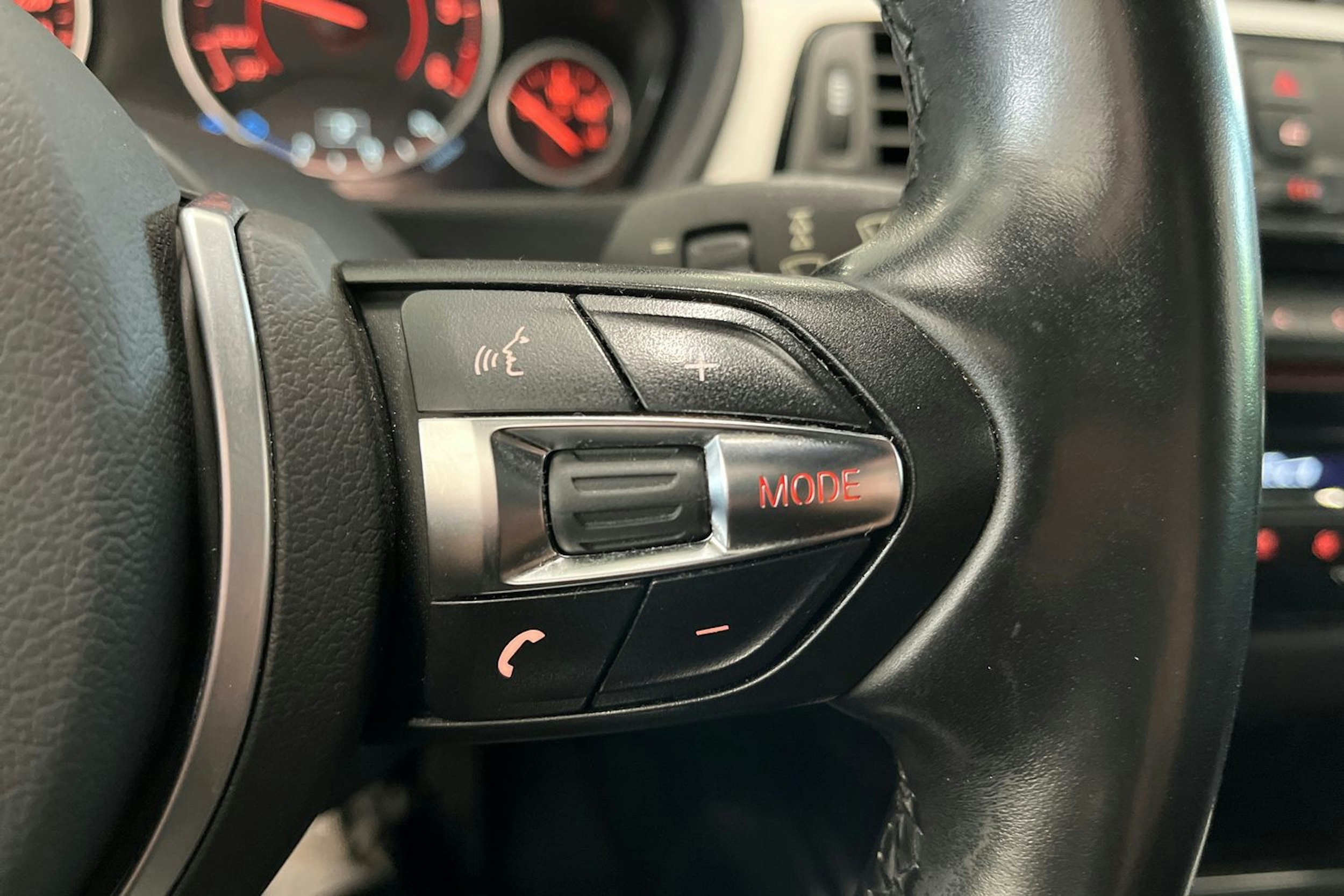 valkoinen BMW 320 2017 kuva 26.