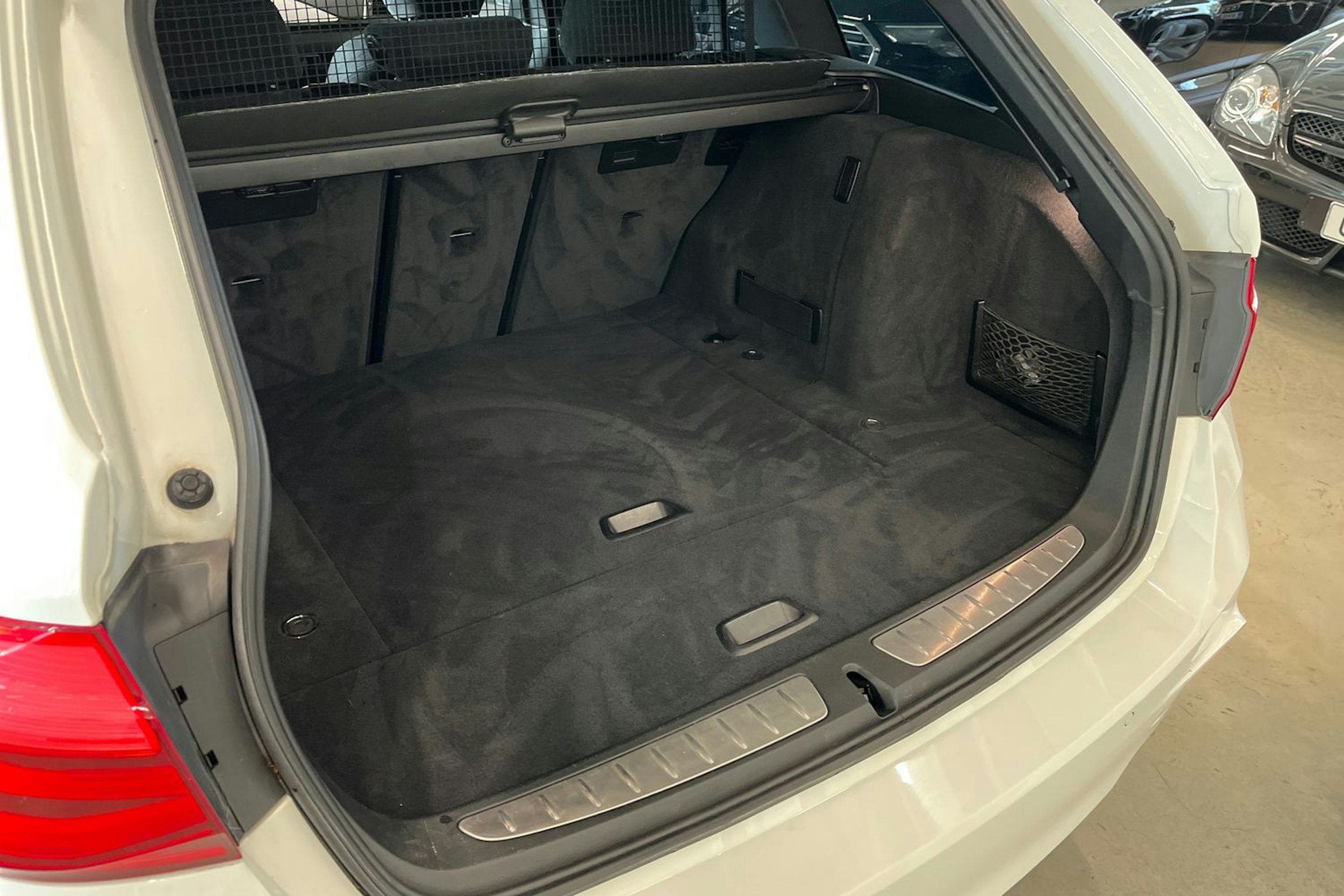 valkoinen BMW 320 2017 kuva 29.
