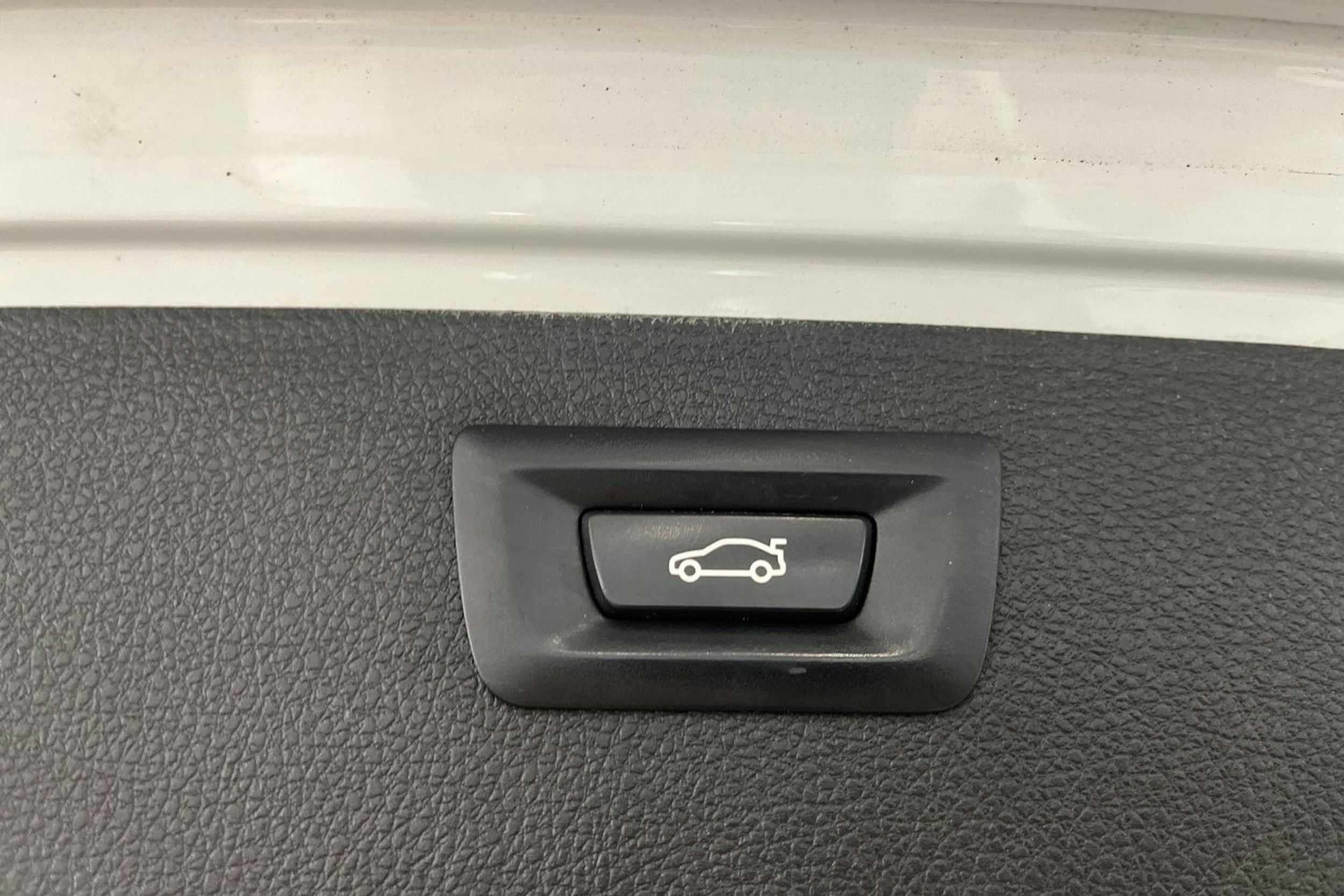 valkoinen BMW 320 2017 kuva 32.